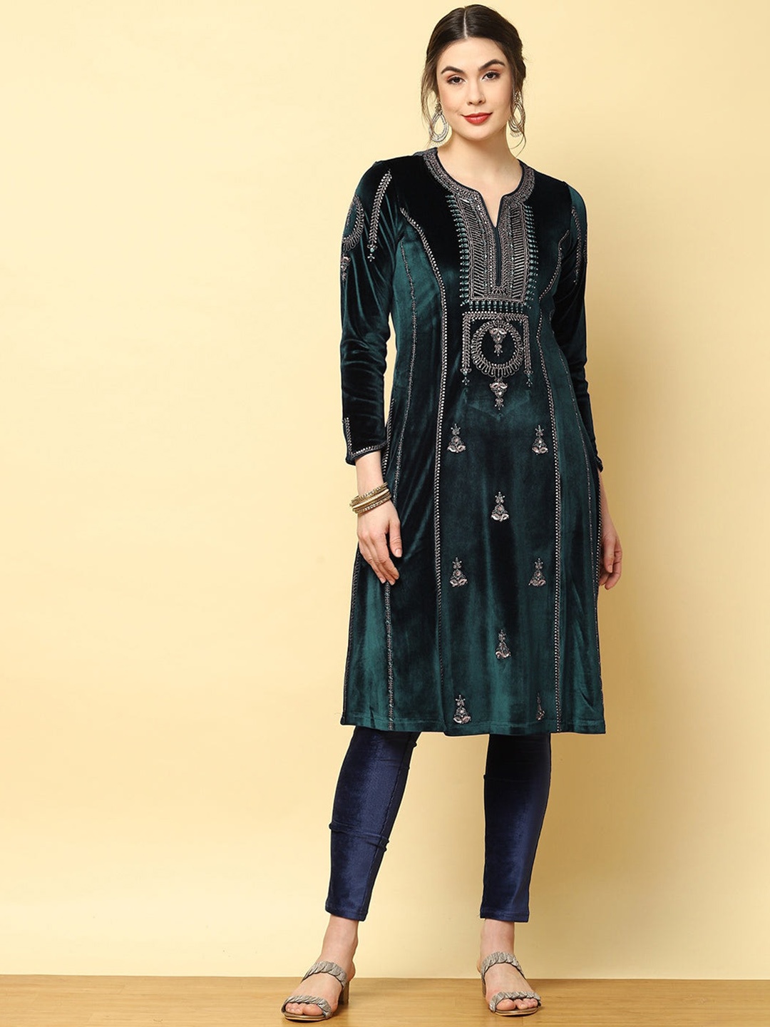 

Lakshita Women Green Geometric Keyhole Neck Flared Sleeves Thread Work Velvet Maternity Velvet Anarkali Kurta