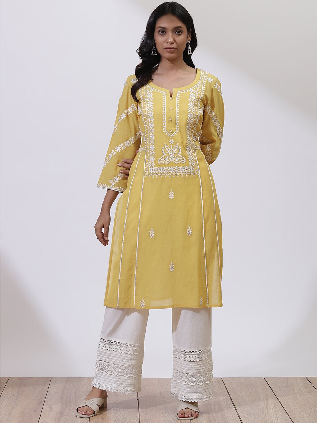 

Lakshita Women Yellow Geometric Embroidered Thread Work Kurta