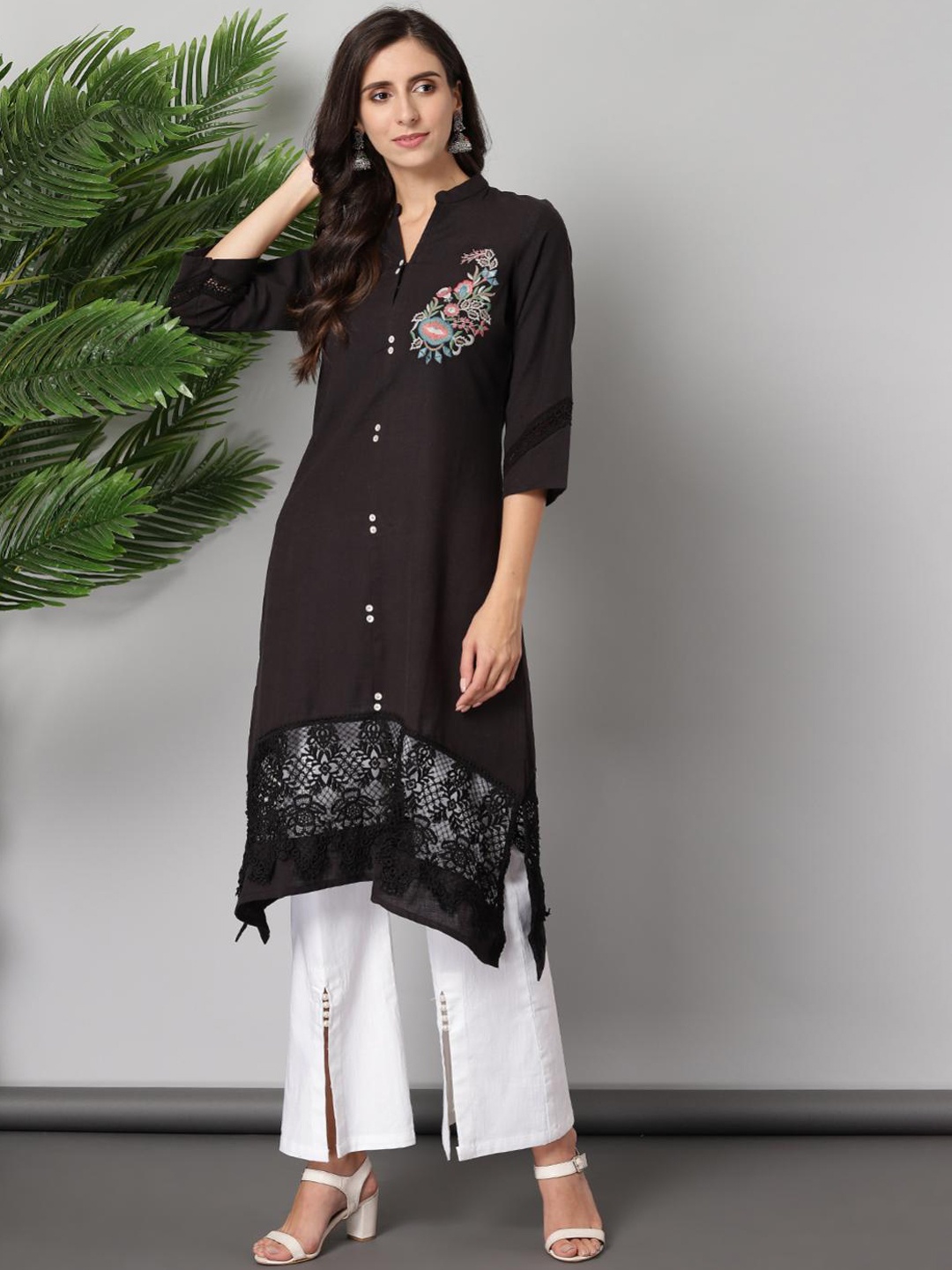 

Lakshita Women Black Floral Embroidered Thread Work Kurta