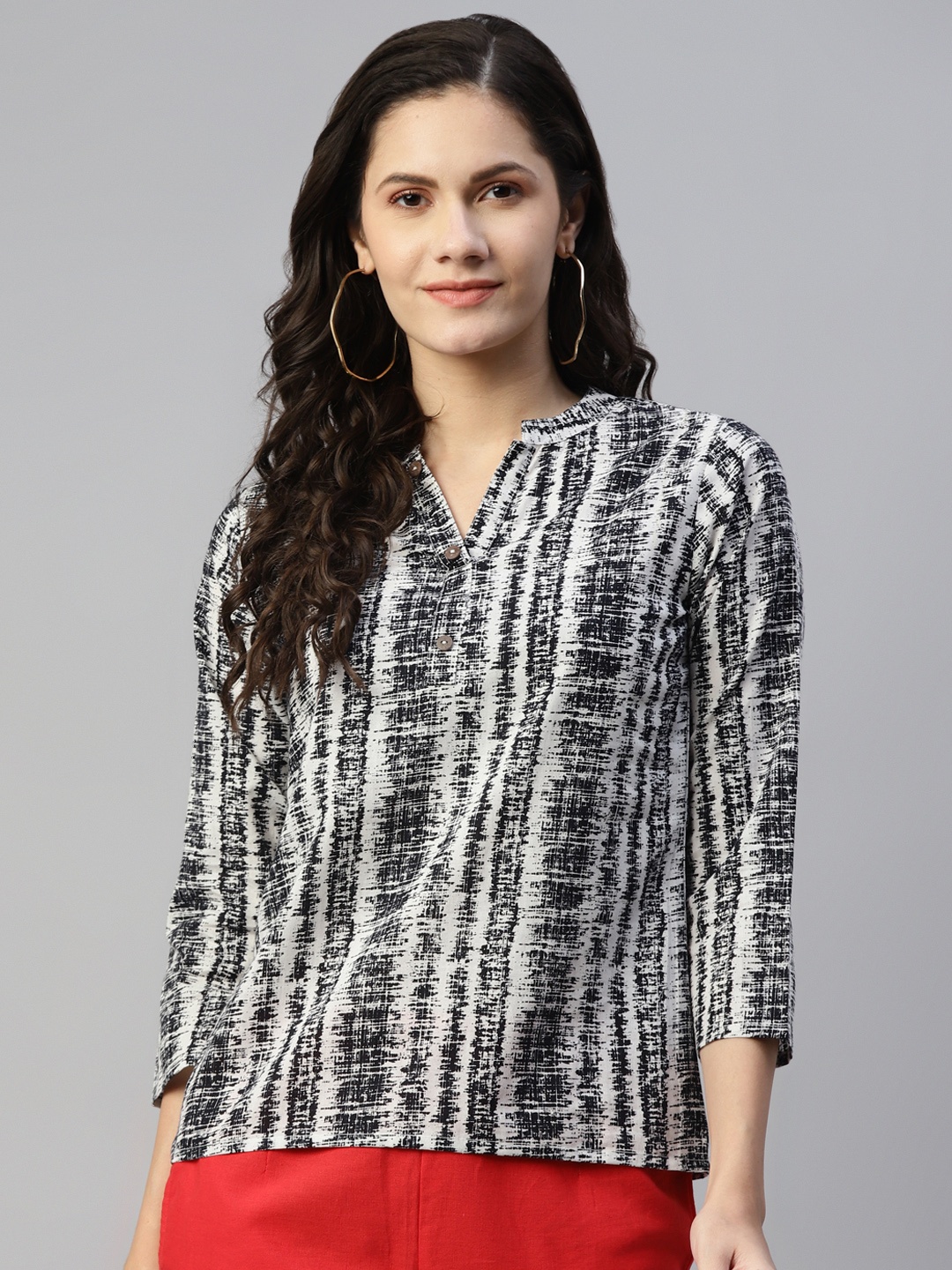 

MALHAAR Black & White Striped Pure Cotton Kurti