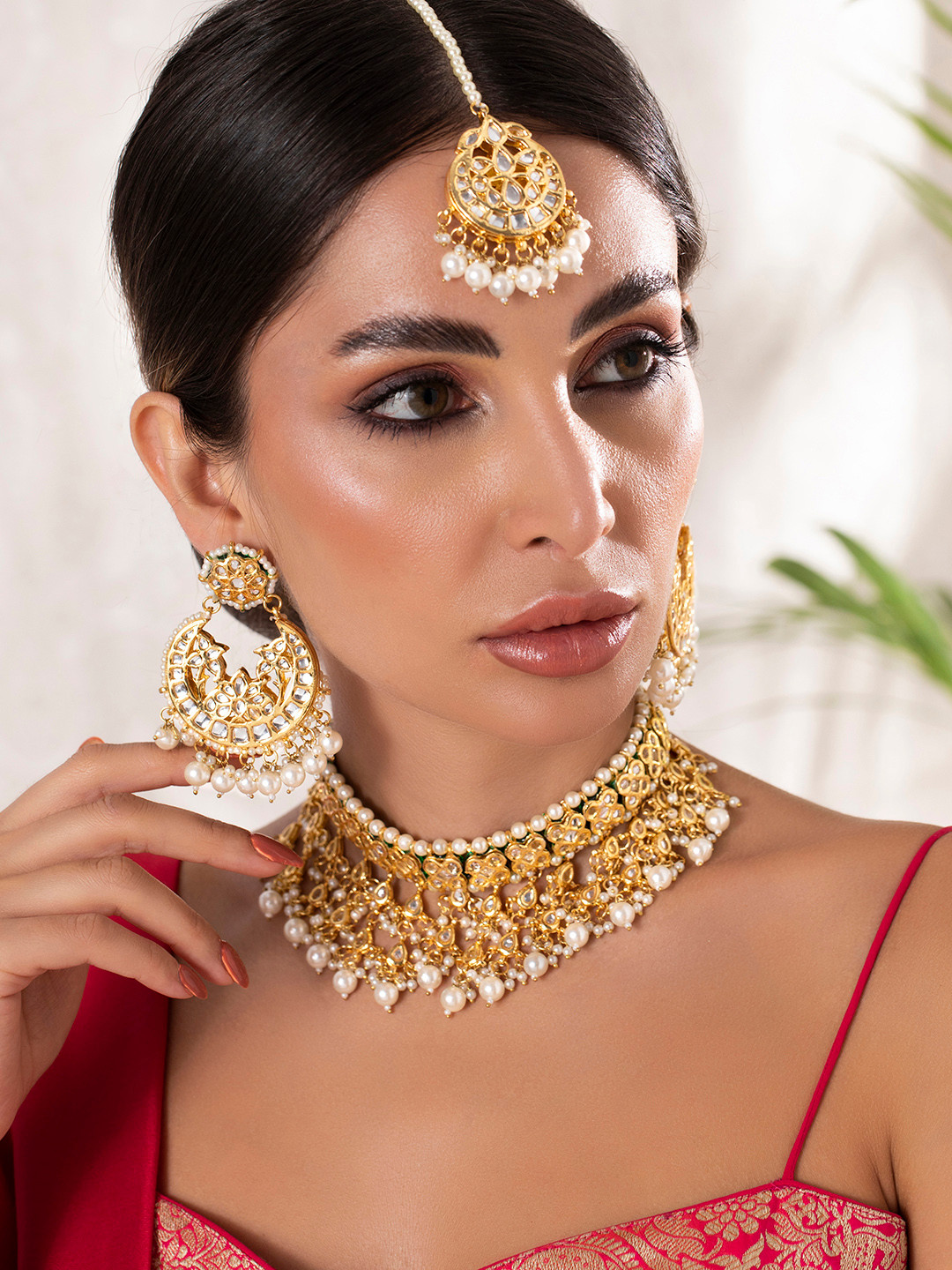 

Rubans Women Gold-Plated White Kundan-Studded & Beaded Jewellery Set