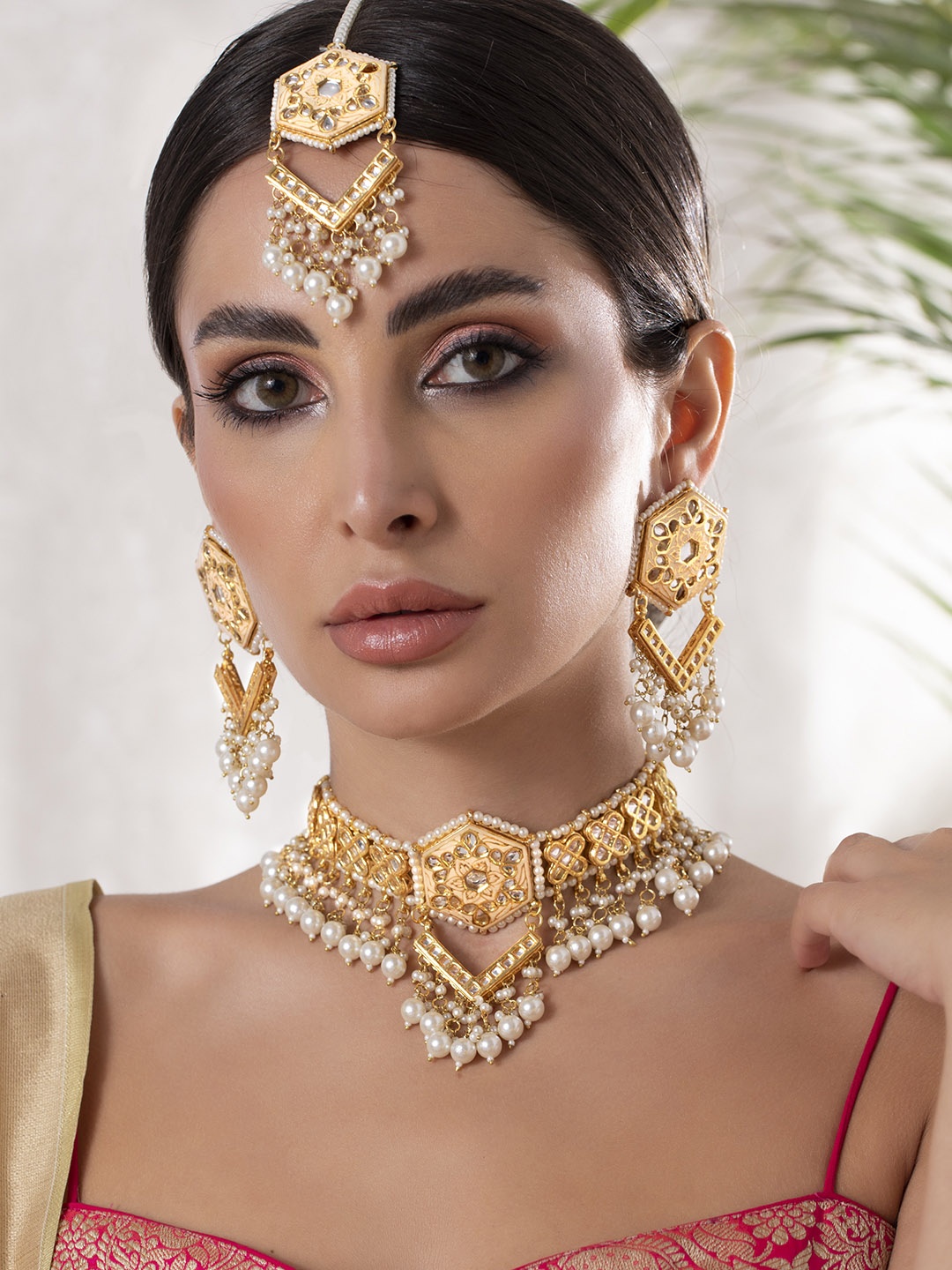 

Rubans Women Gold-Plated White & Gold-Colored Kundan-Studded & Pearl Beaded Jewellery Set