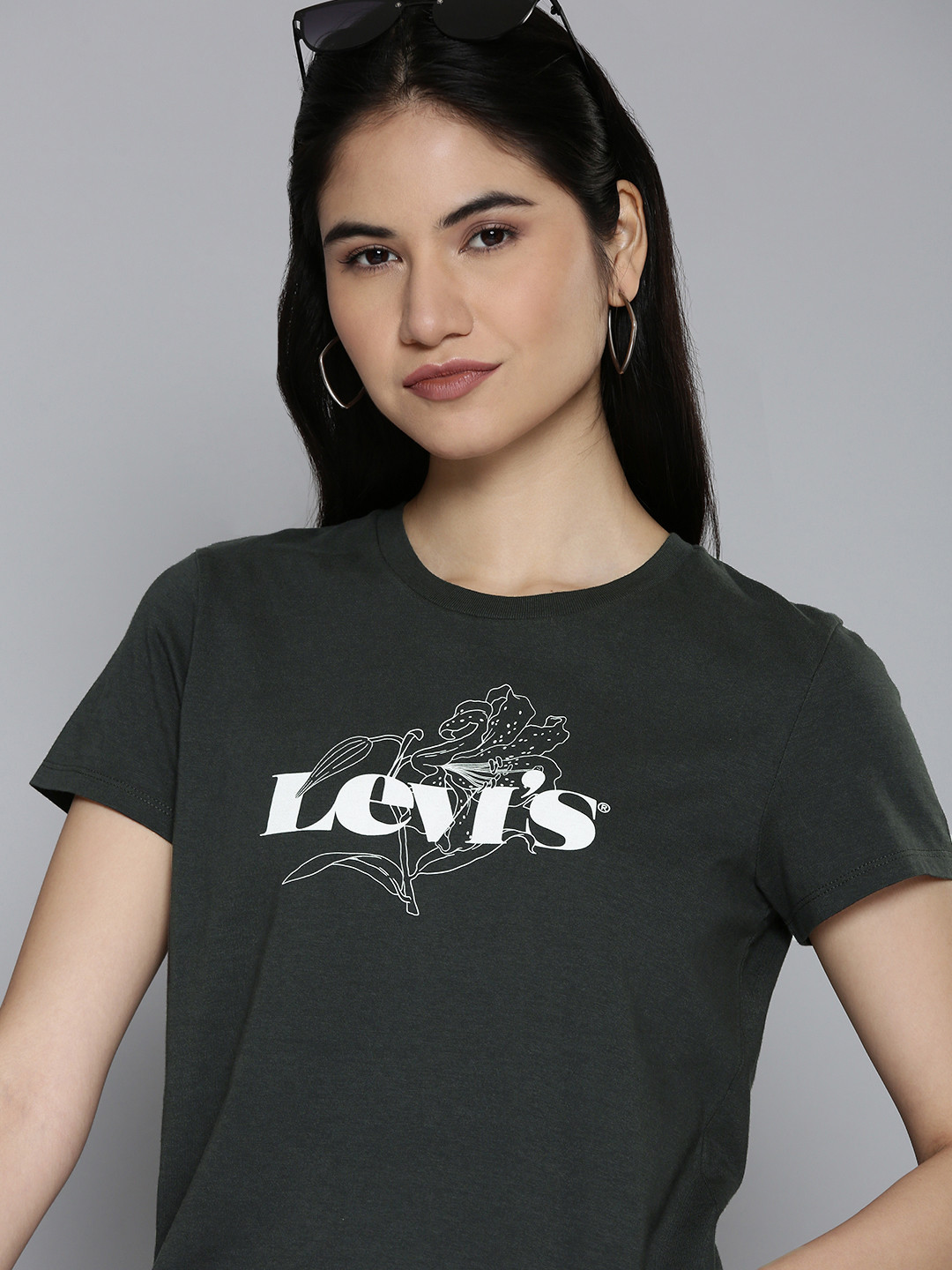 

Levis Women Black & White Brand Logo Printed Pure Cotton Slim Fit T-shirt