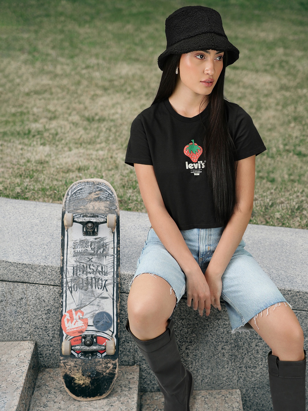 

Levis Women Black & White Brand Logo Printed Pure Cotton Slim Fit T-shirt