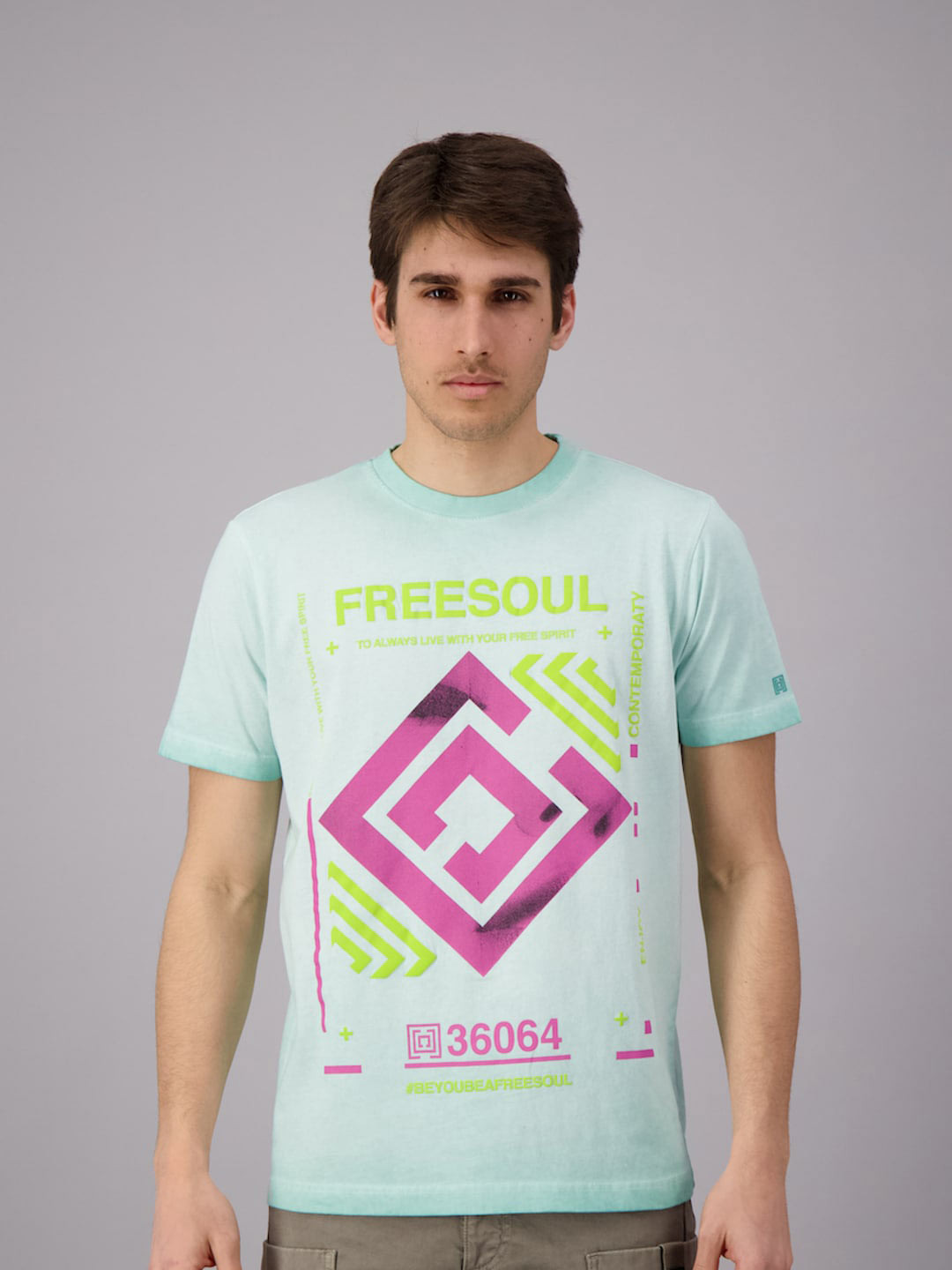 

FREESOUL Men Blue Typography Printed Pure Cotton T-shirt