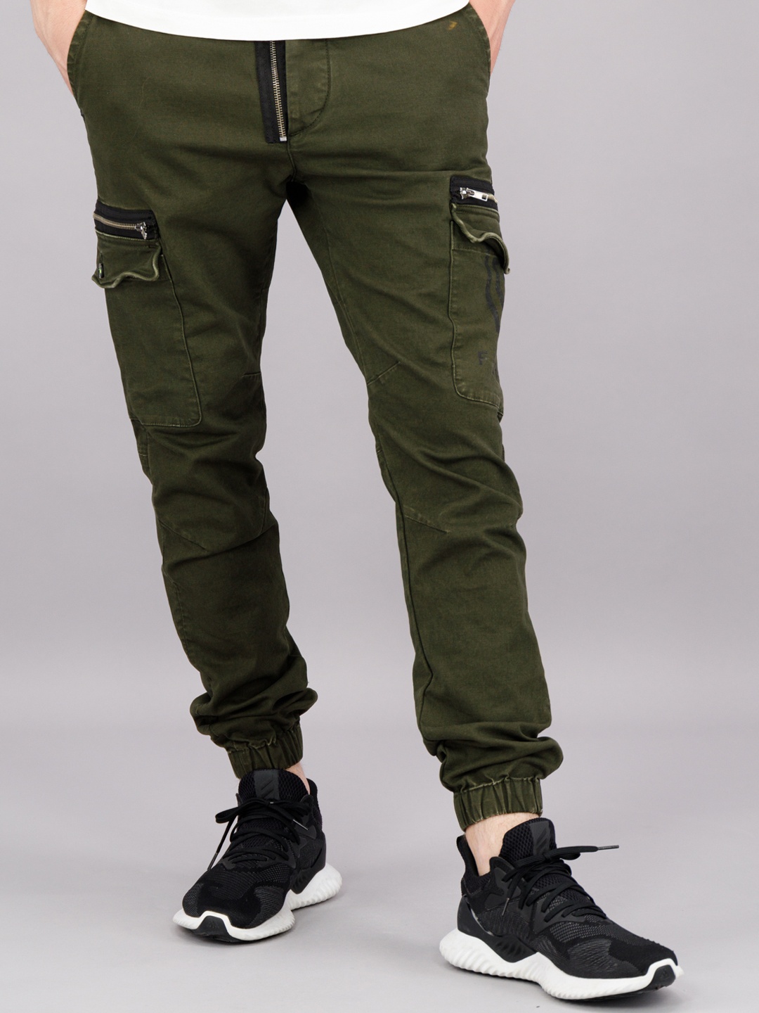 

FREESOUL Men Olive Green Solid Cotton Cargos Trousers