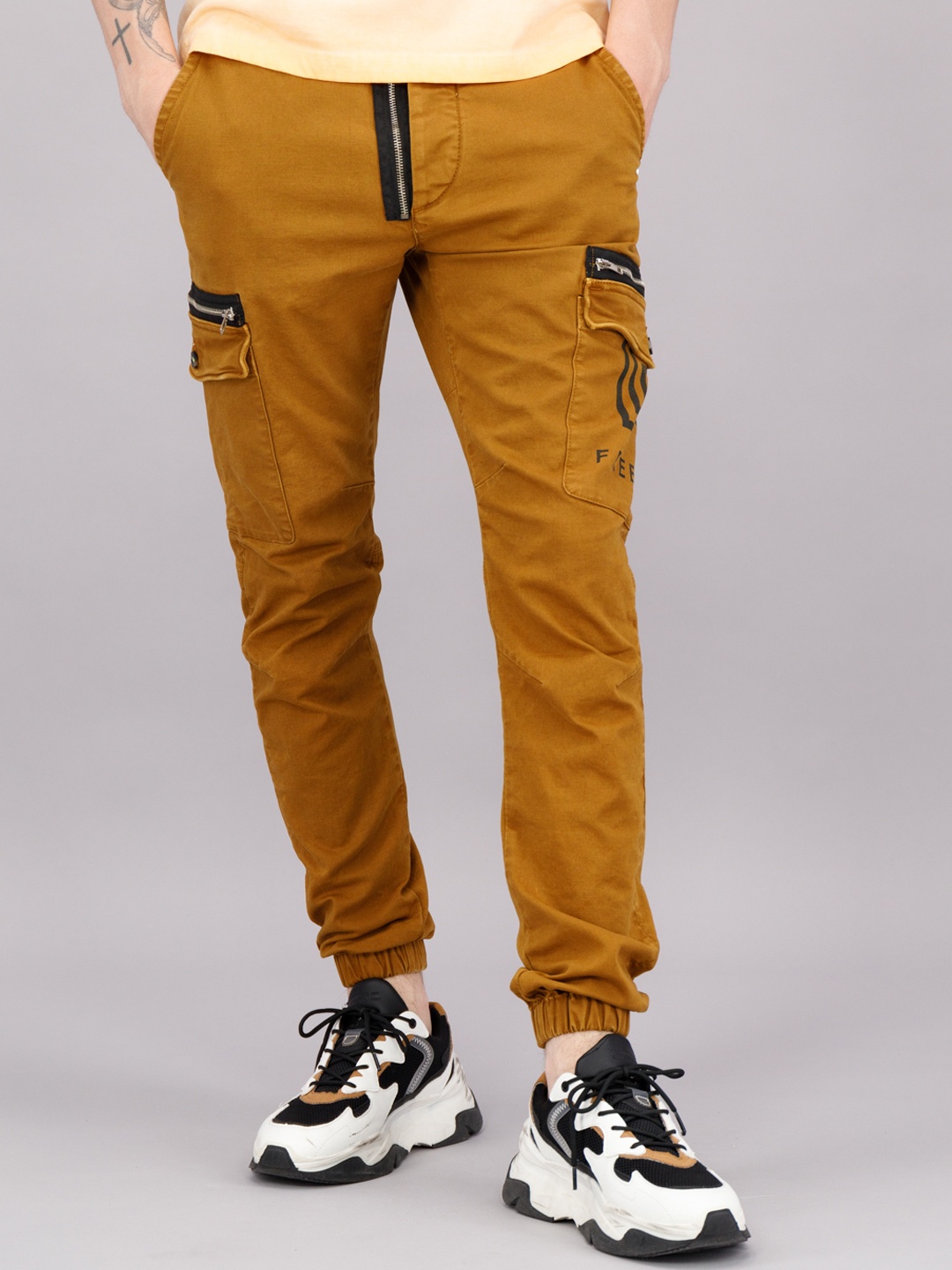 

FREESOUL Men Brown Solid Cotton Cargos Trousers