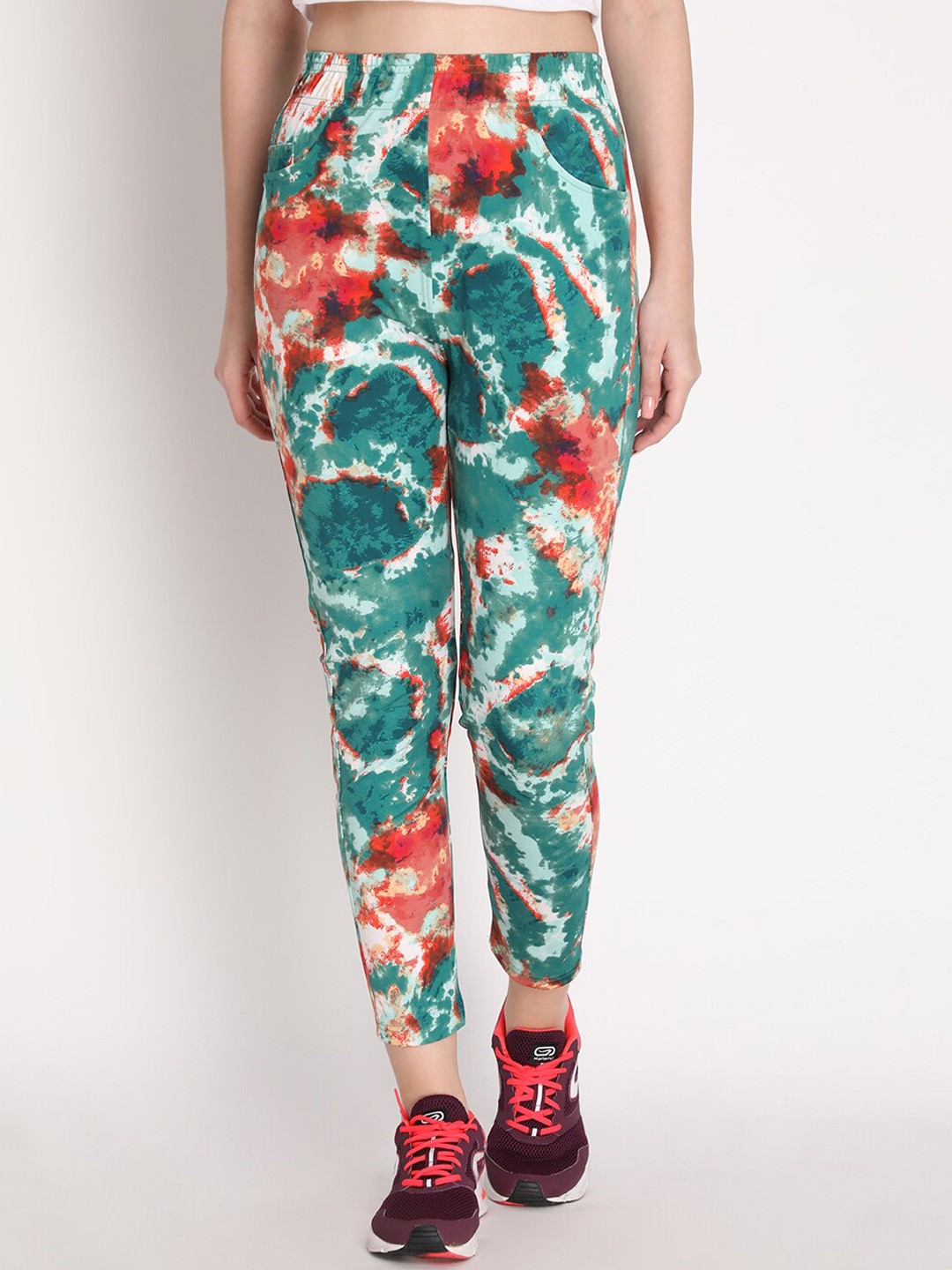 

CHKOKKO Women Green Printed Track Pants