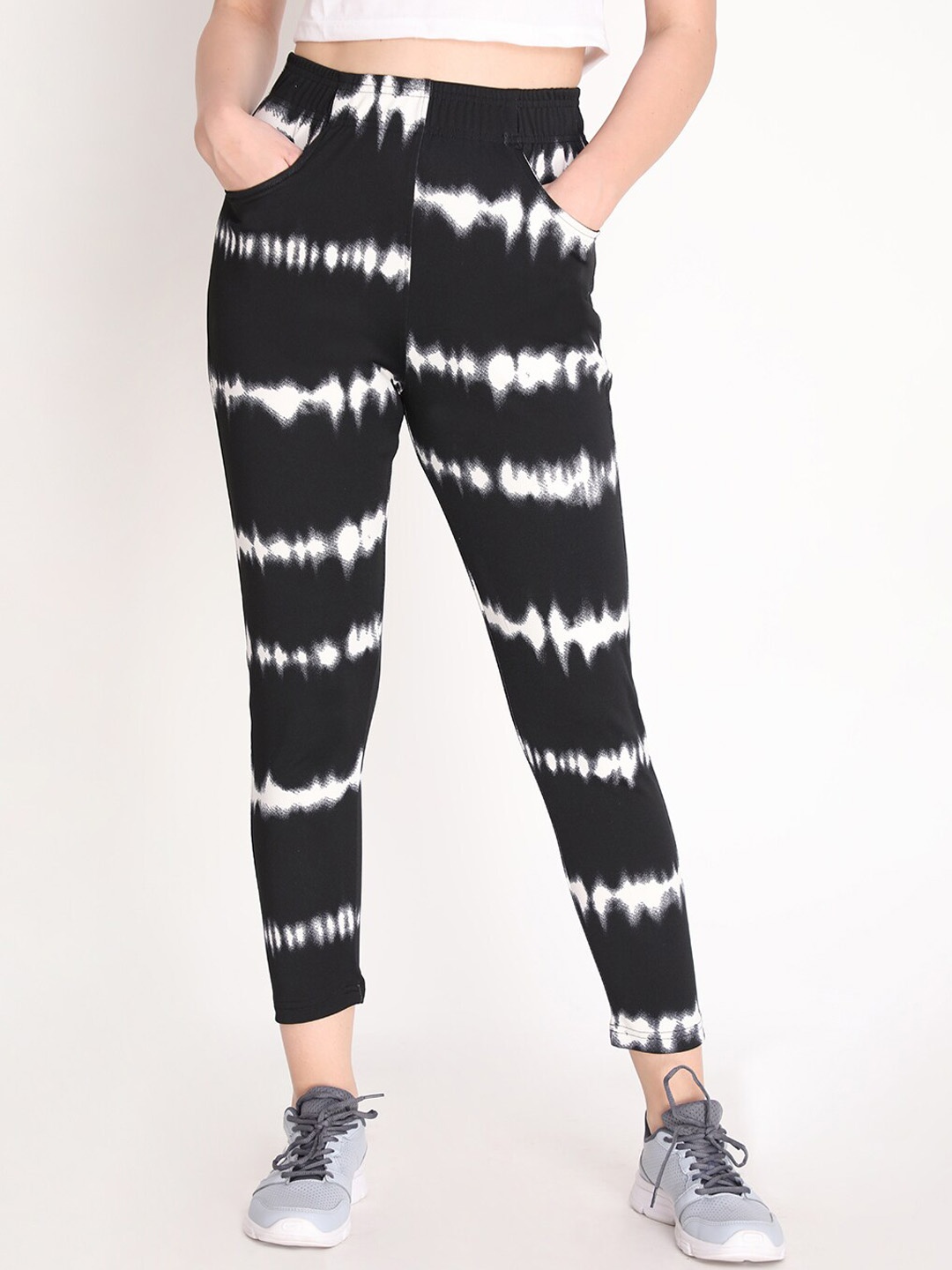 

CHKOKKO Women Black Printed Track Pants