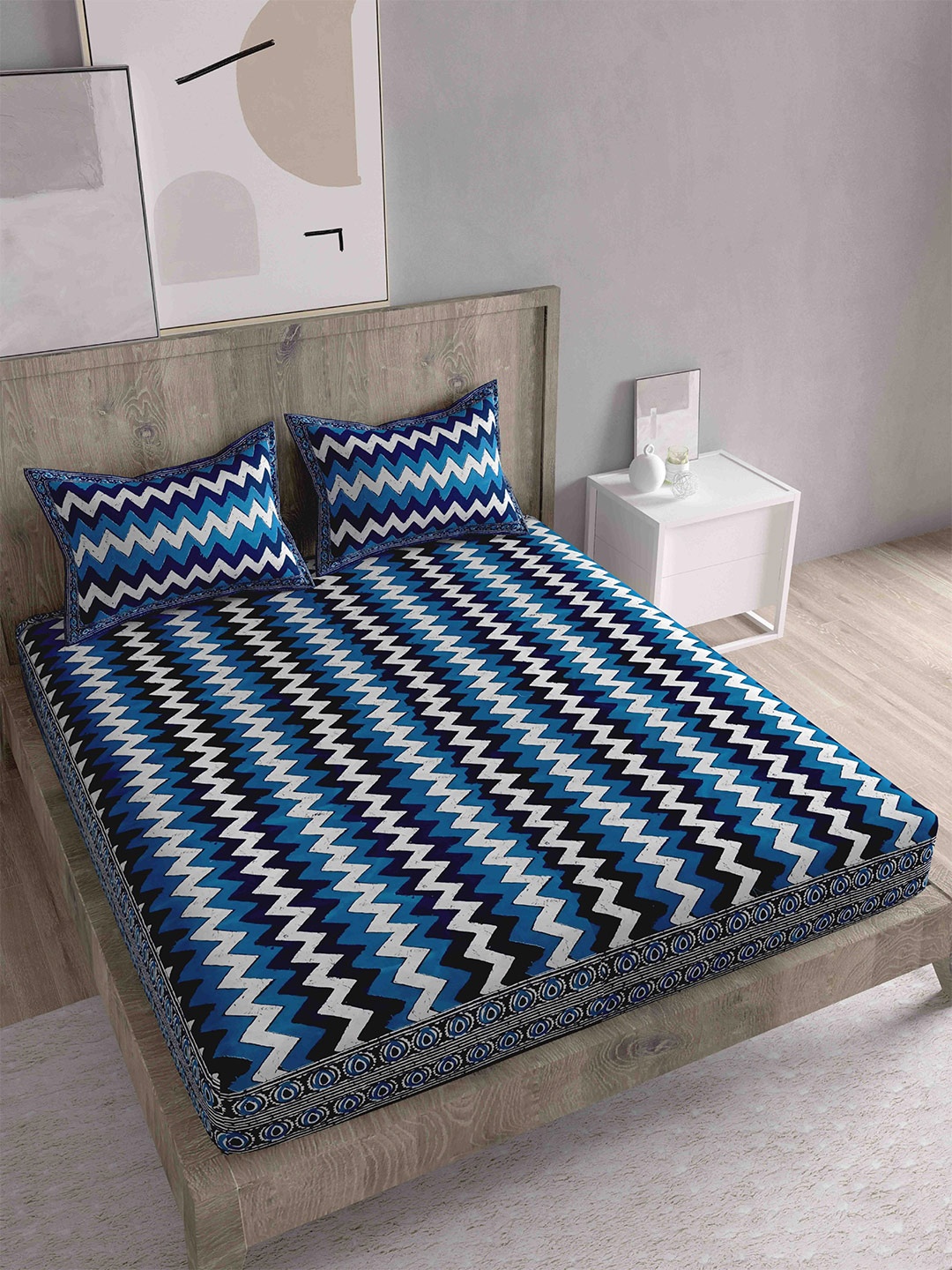 

Spangle Blue & White Geometric 260 TC King Bedsheet with 2 Pillow Covers