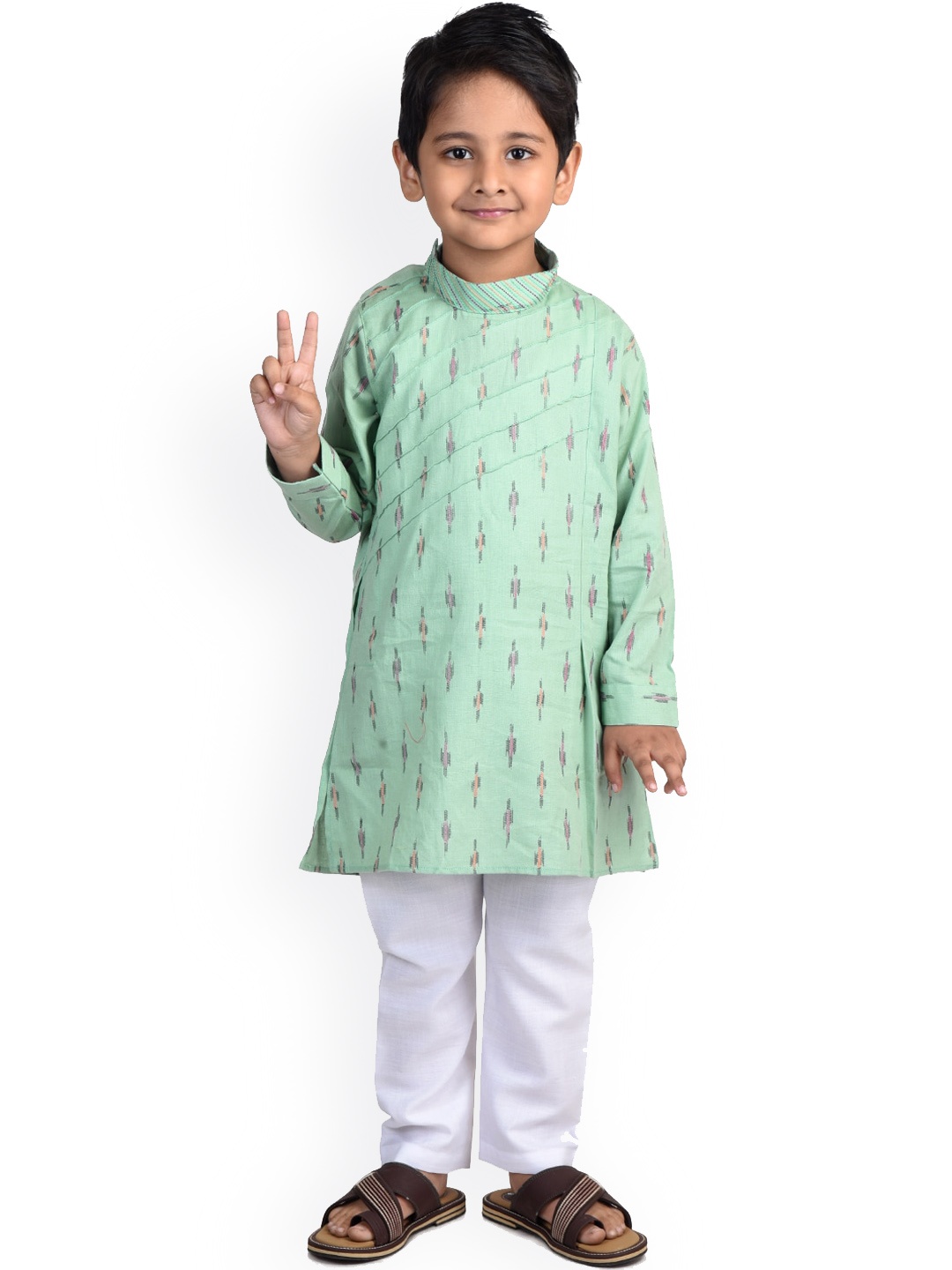 

Kinder Kids Boys Green Floral Printed Pure Cotton Kurti with Pyjamas & With Dupatta