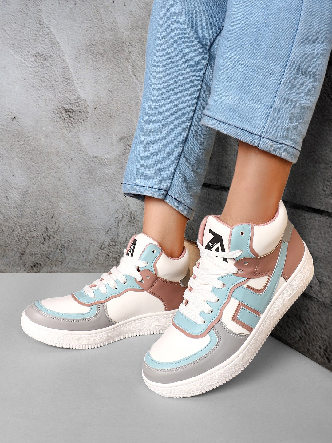 

ZAPATOZ Women Grey Colourblocked Lightweight Slip-On Sneakers