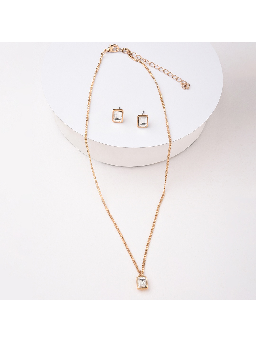 

Lilly & sparkle Gold-Plated Stone Studded Pendant Chain And Stud Earrings