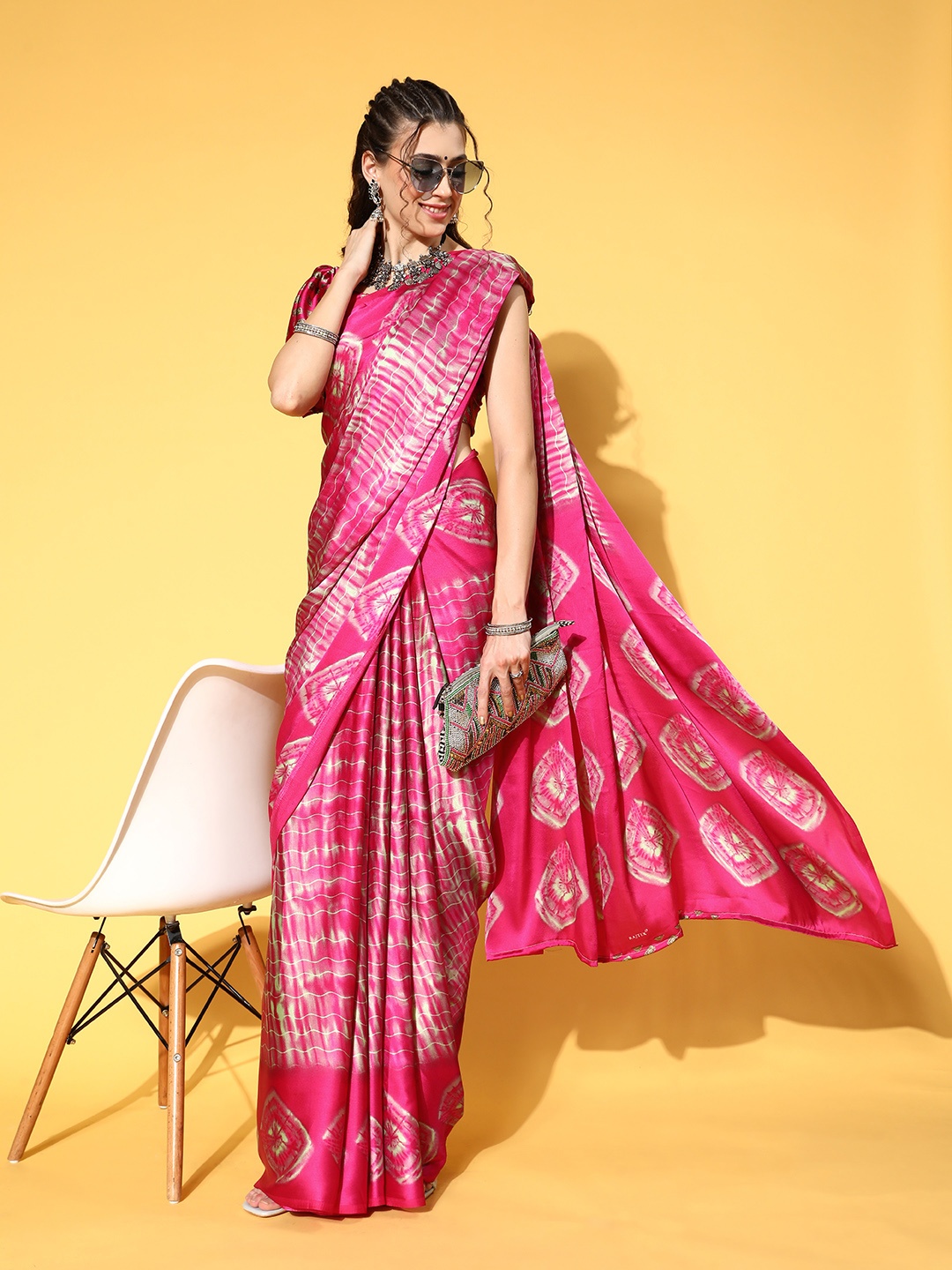 

Saree mall Tie and Dye Saree with Printed border, Pink