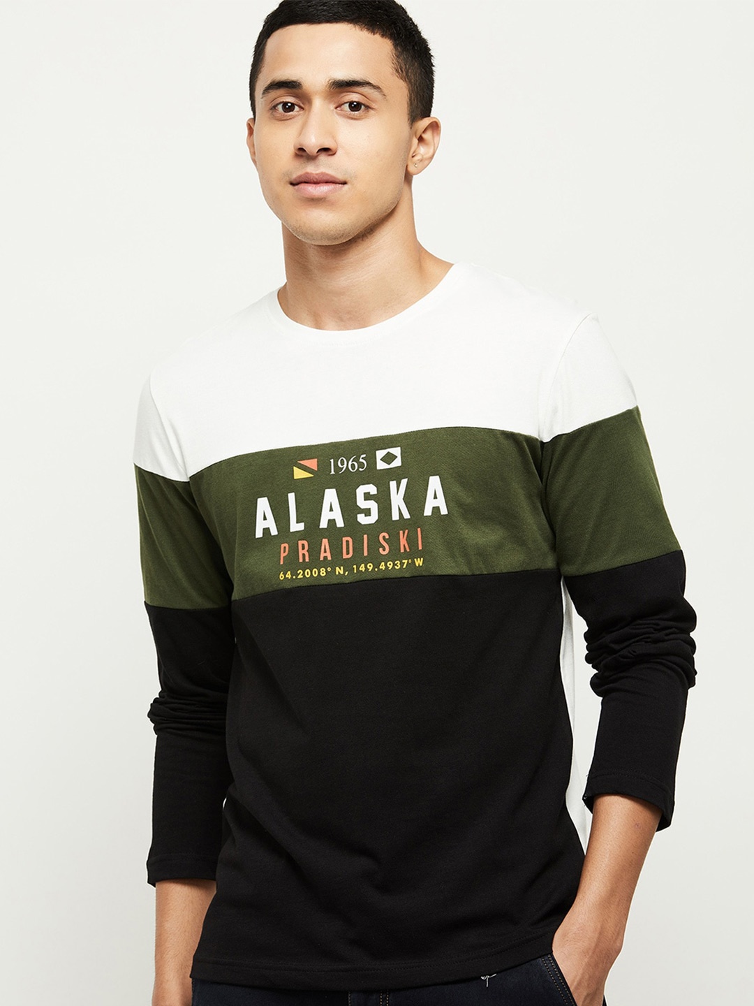 

max Men's Black Colourblocked Applique T-shirt