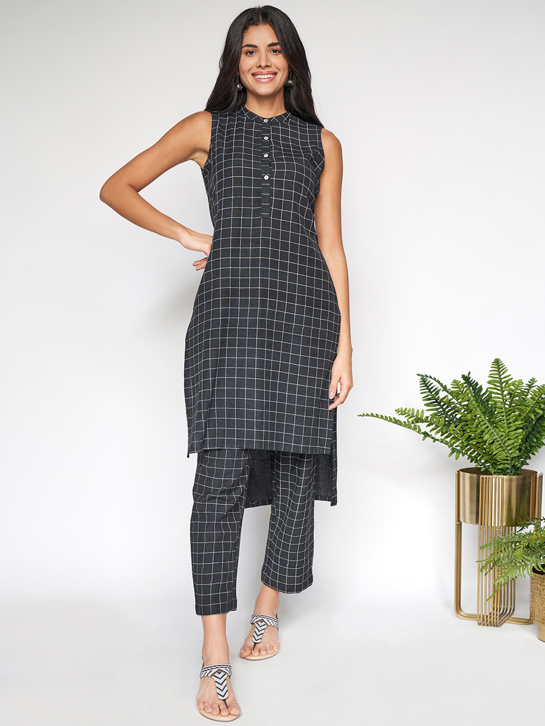 

itse Women Black & White Checked Kurti with Trousers