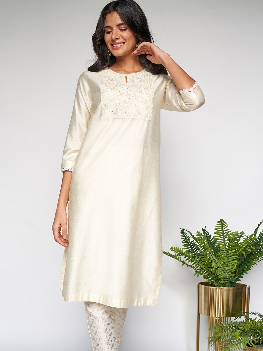 

itse Women Beige Floral Embroidered Keyhole Neck Thread Work Kurta