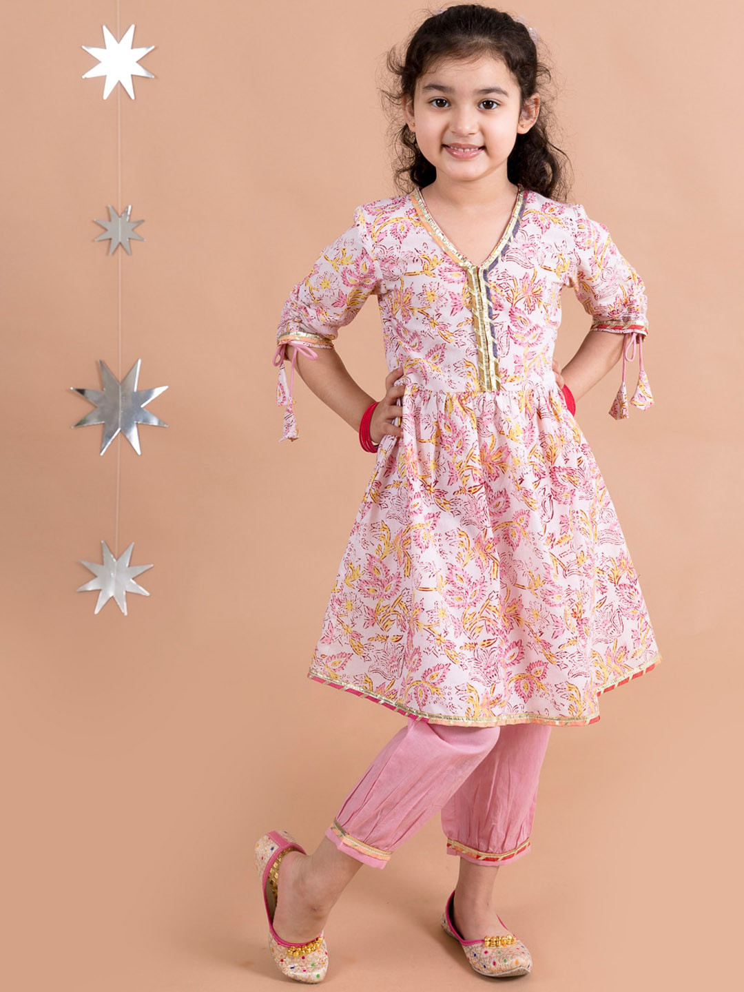 

pspeaches Girls Pink Floral Printed Angrakha Pure Cotton Kurti with Trousers & With Dupatta