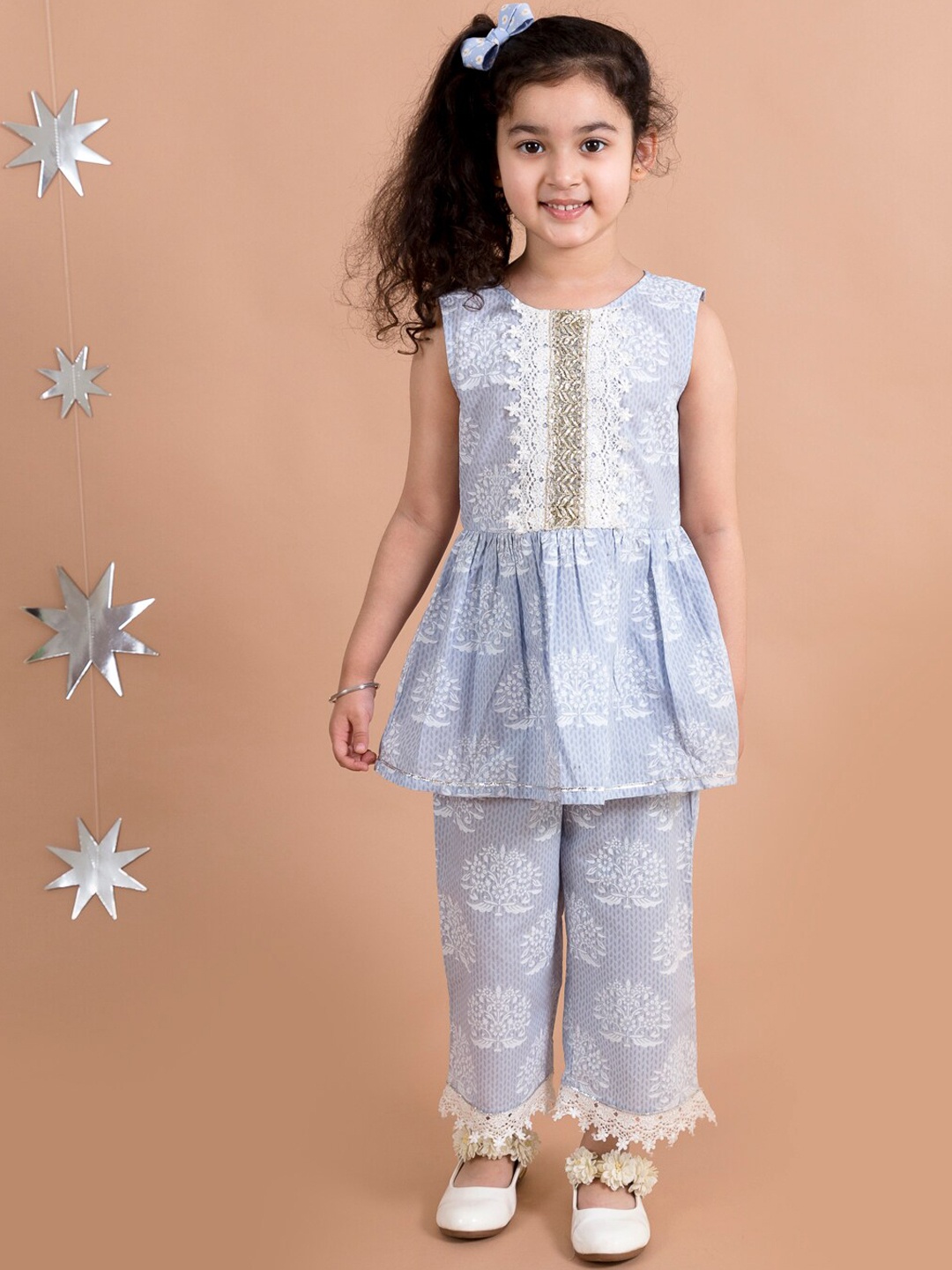 

pspeaches Girls Blue Floral Printed Pleated Pure Cotton Kurti with Trousers & With Dupatta