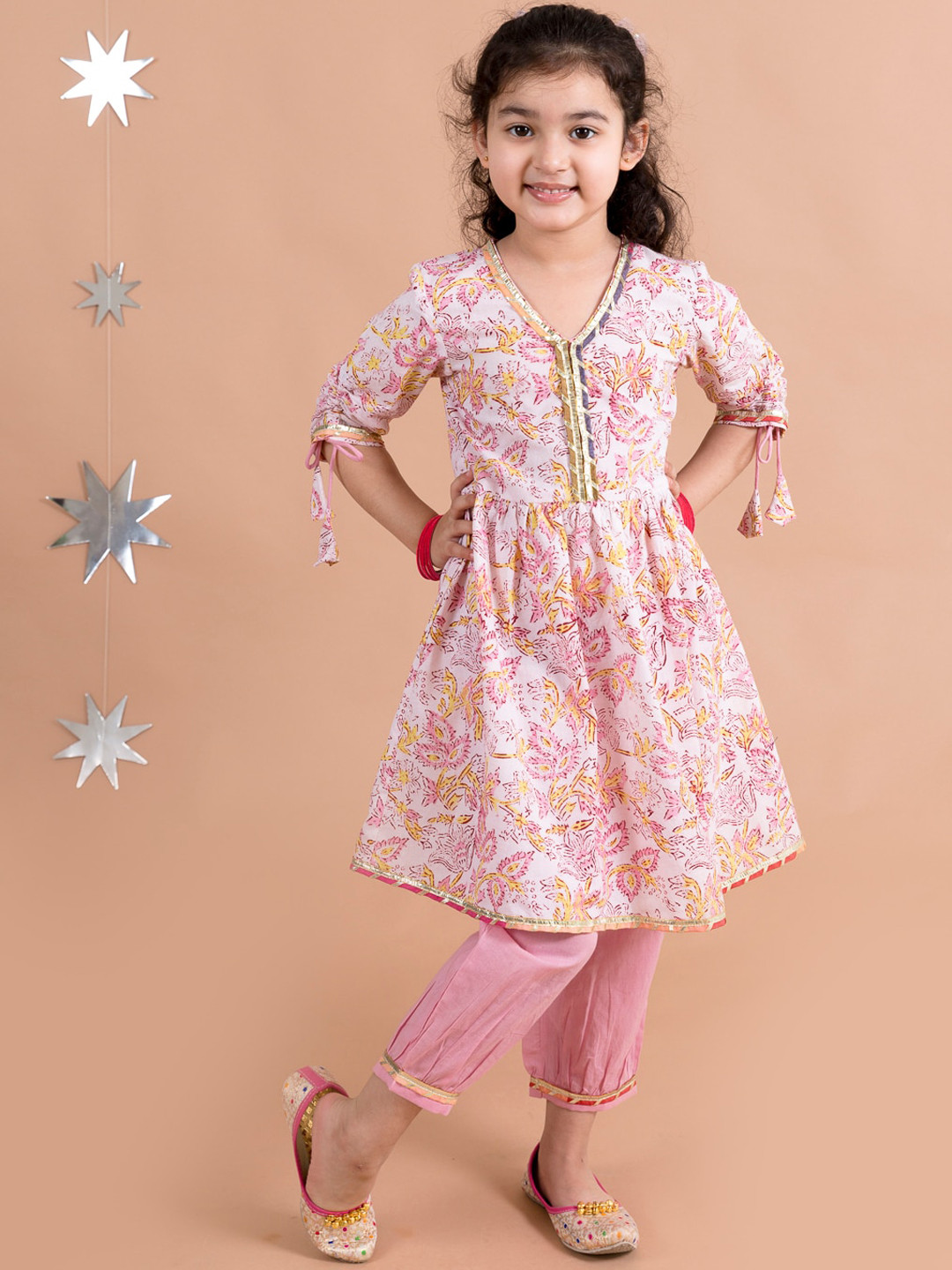 

pspeaches Girls Pink Floral Printed Pure Cotton Kurti with Trousers