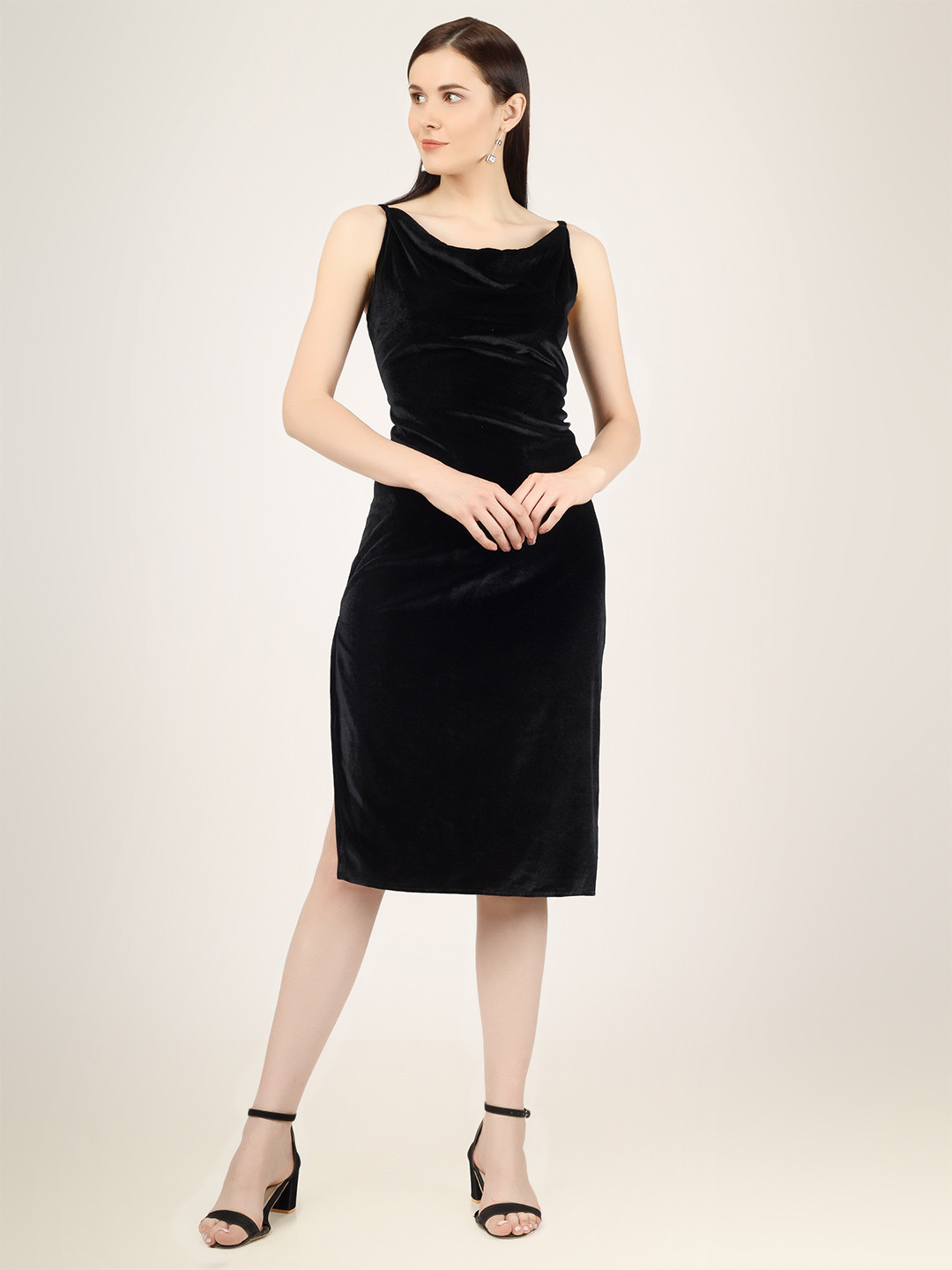 

ANVI Be Yourself Black Solid Velvet Sheath Midi Dress