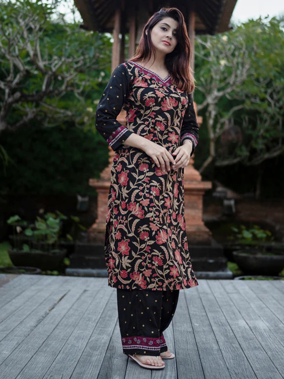

Rustorange Women Black Ethnic Motifs Printed Kurta with Trousers