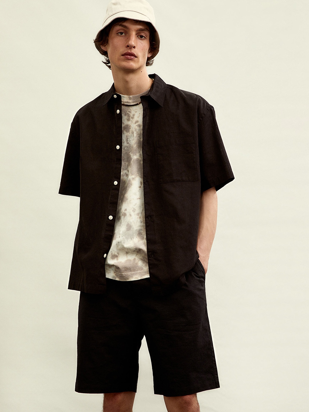 

H&M Men Black Relaxed Fit Linen-Blend Shorts