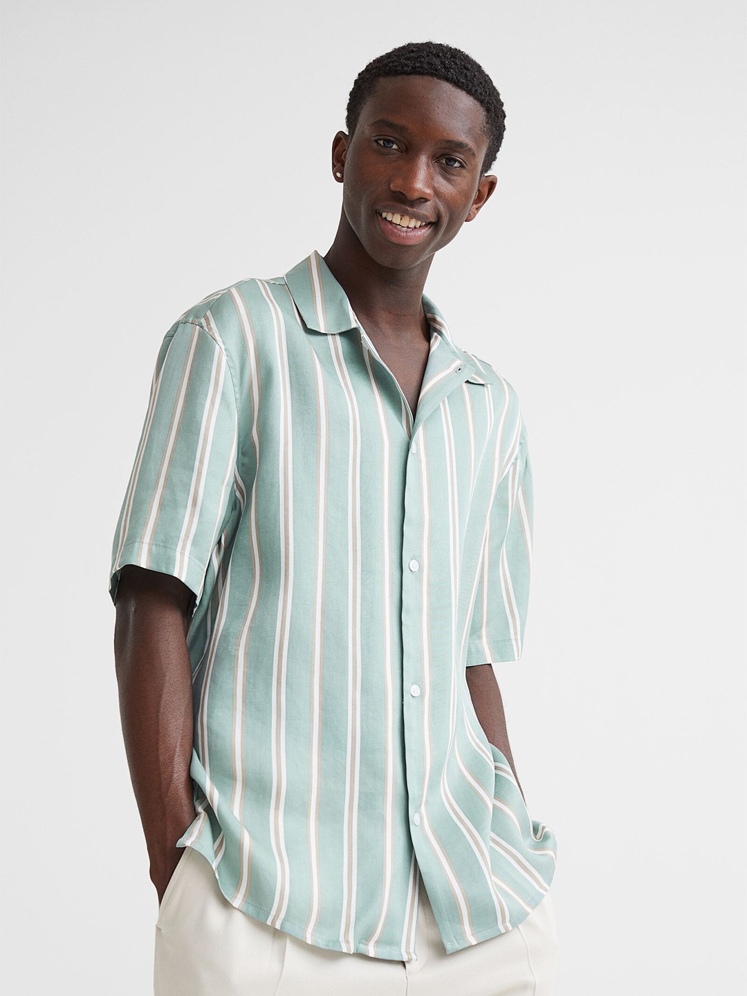

H&M Green Regular Fit Short-Sleeved Lyocell Shirt