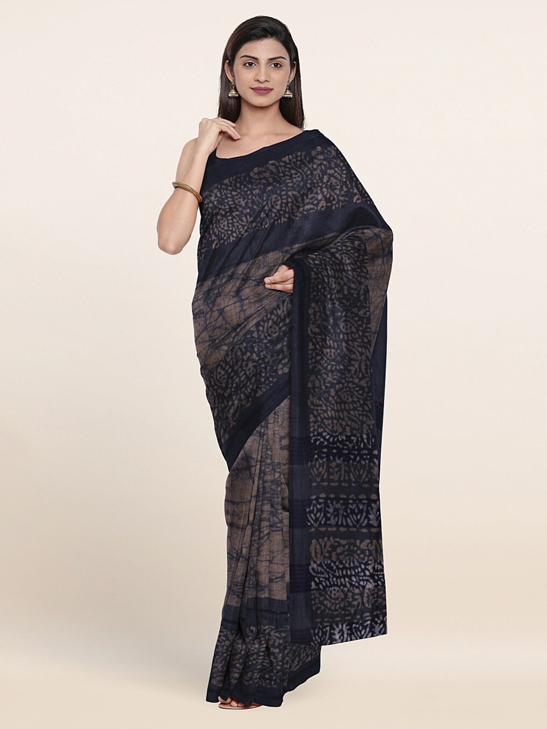 

Pothys Blue & White Floral Printed Jute Cotton Saree