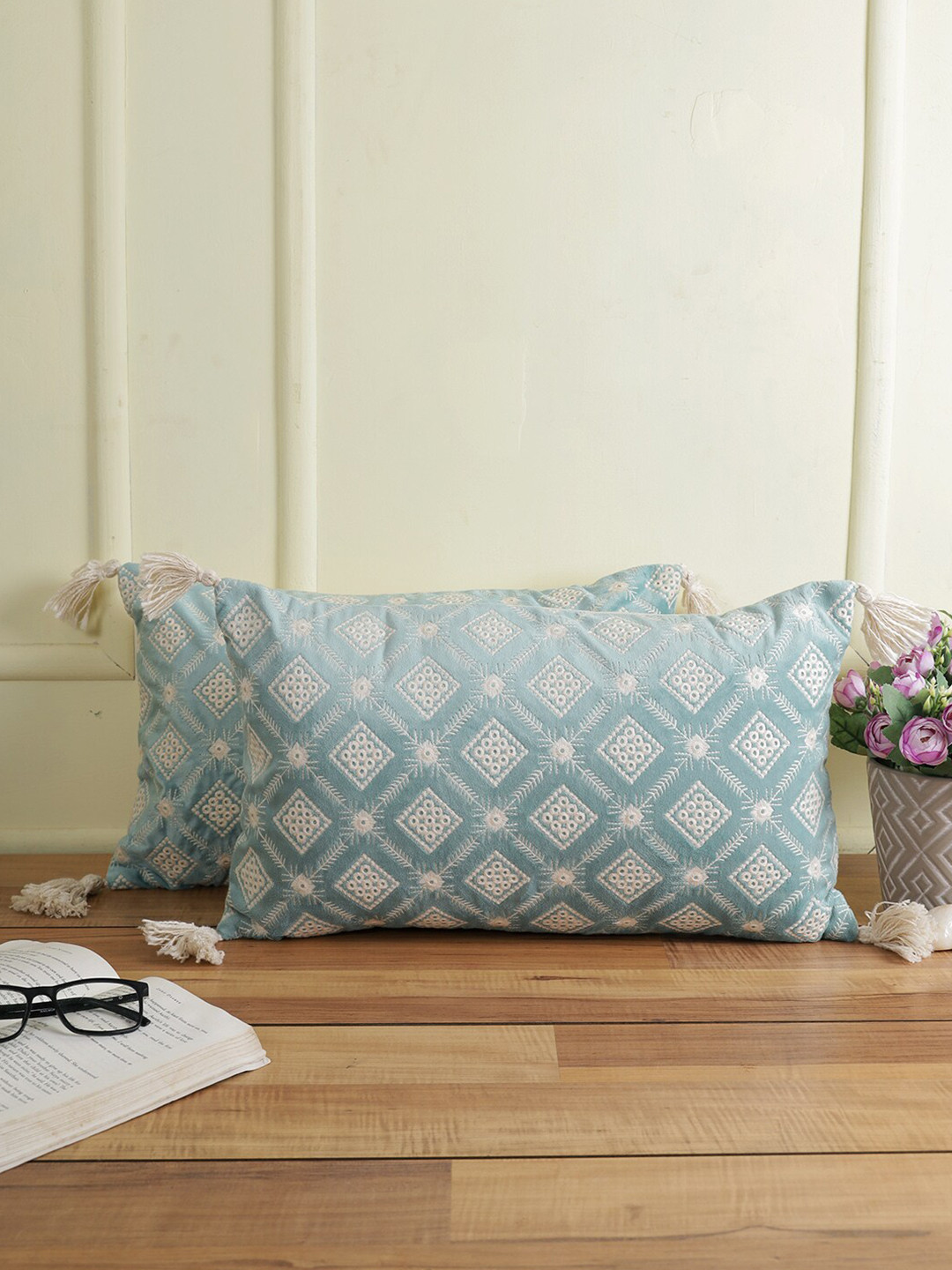 

eyda Turquoise Blue & Gold-Toned Set of 2 Embroidered Velvet Rectangle Cushion Covers