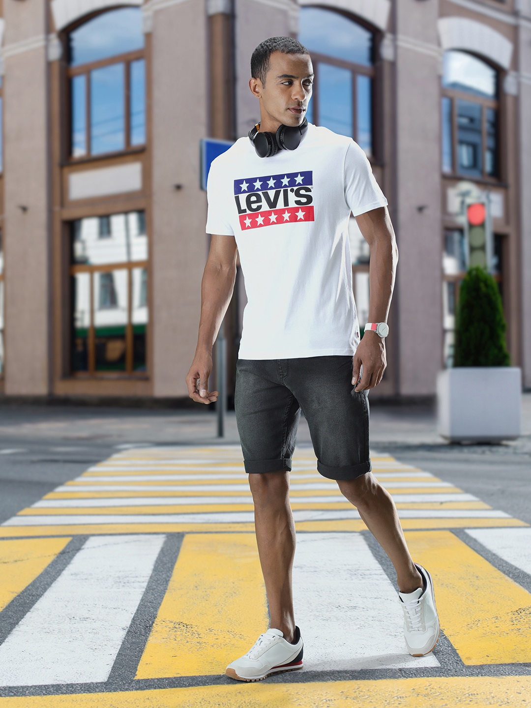 

Levis Men White & Black Brand Logo Printed Pure Cotton T-shirt