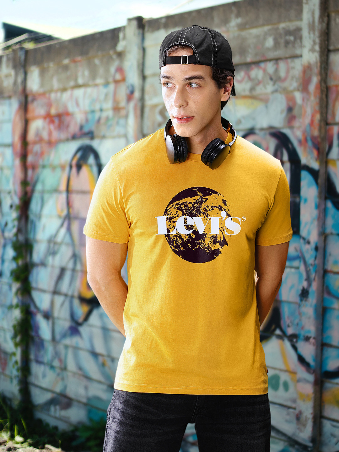 

Levis Men Yellow & Multicoloured Printed Pure Cotton Casual T-shirt