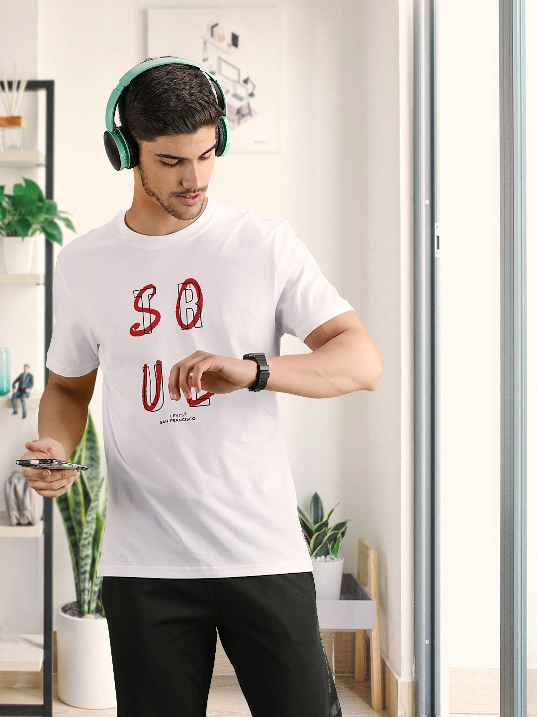 

Levis Men White Typography Printed Pure Cotton T-shirt