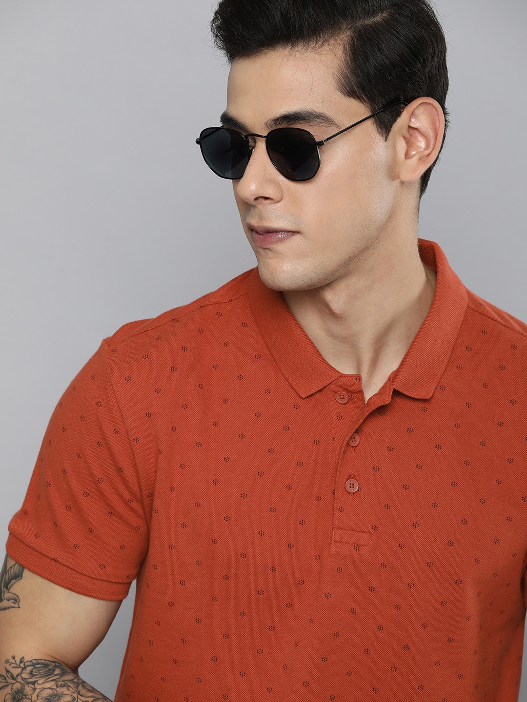 

Levis Men Red & Black Floral Printed Polo Collar Pure Cotton T-shirt