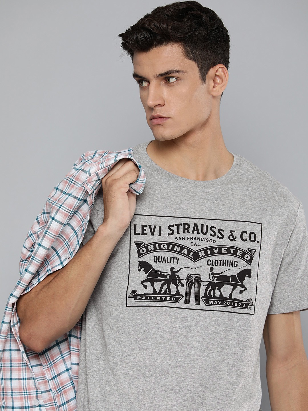 

Levis Men Grey Melange & Black Typography Printed Pure Cotton Slim Fit T-shirt