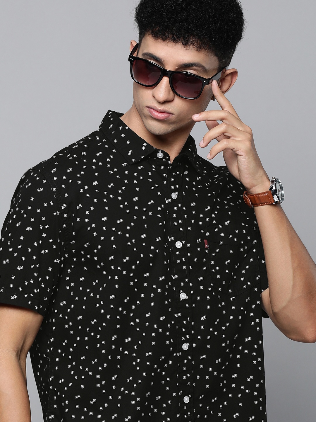 

Levis Men Black & White Slim Fit Geometric Printed Pure Cotton Shirt