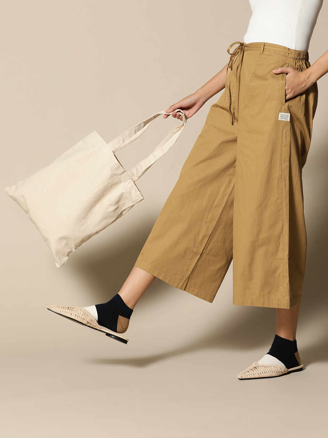 

BOWER Women Khaki Solid Cotton Adjustable Mid-Rise Cropped Trousers with Pockets