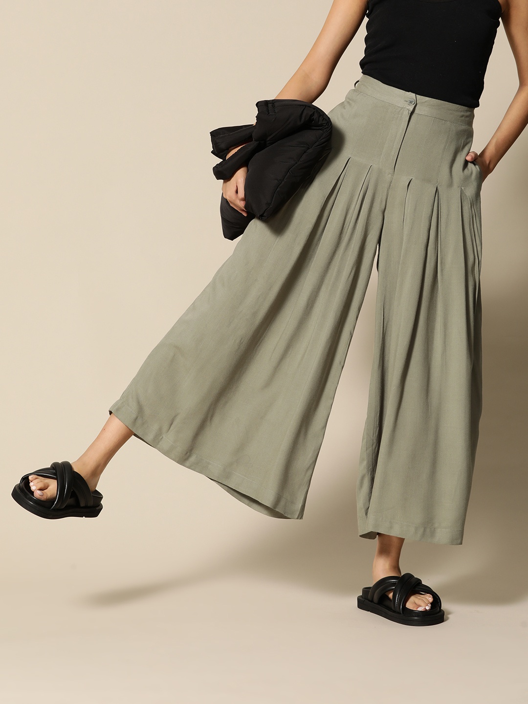 

BOWER Women Olive Green Solid Mid-Rise Pleated Flared Trousers with Pockets