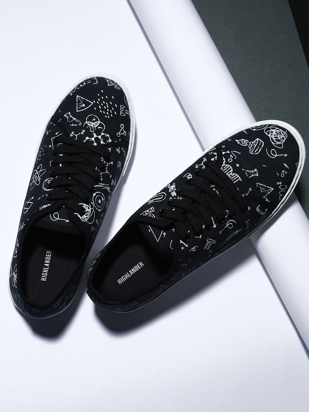 

HIGHLANDER Men Printed Canvas Sneakers, Black