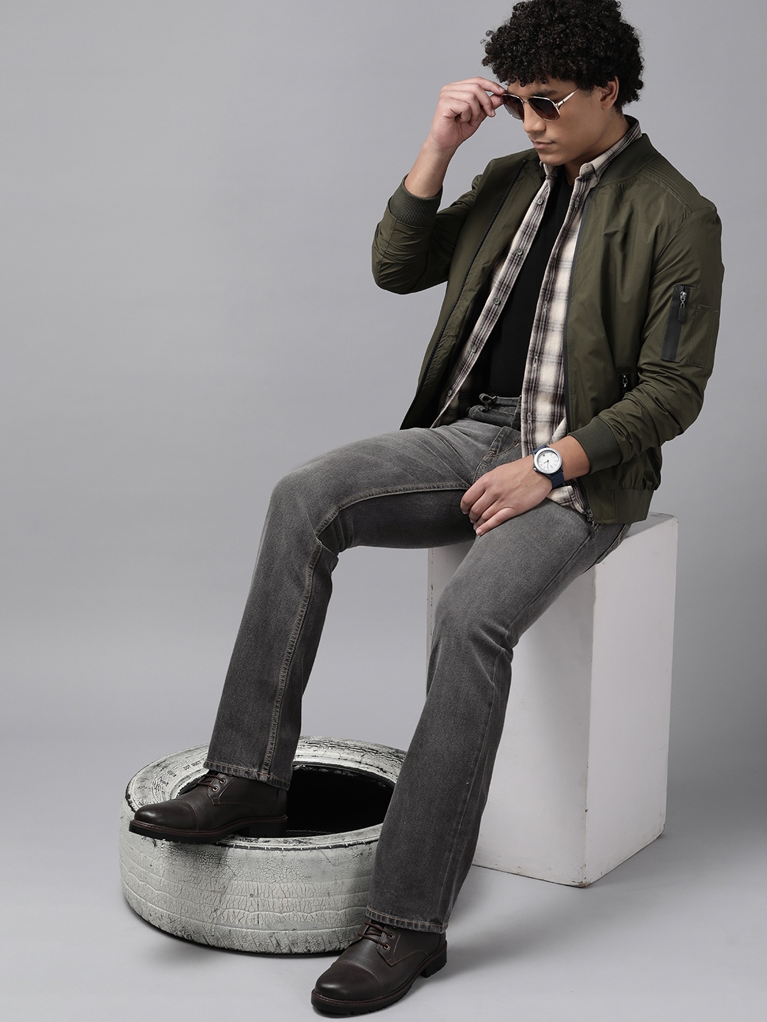 

The Roadster Lifestyle Co Men Grey Bootcut Light Fade Jeans