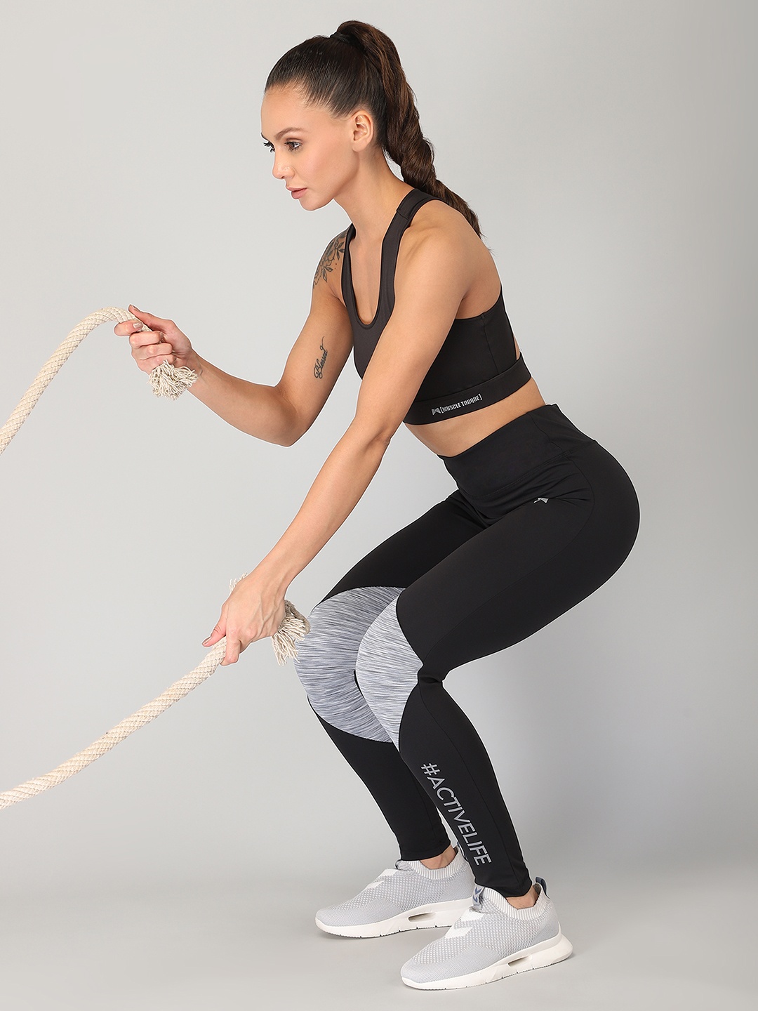 

MUSCLE TORQUE Women Black & Grey Printed Ankle-Length Tights