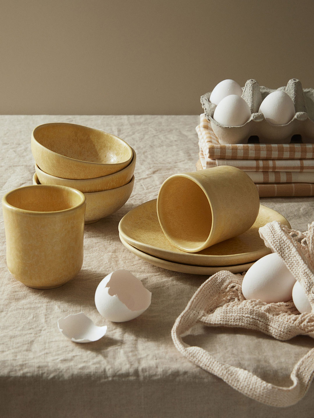 

H&M Yellow Printed Stoneware Cup