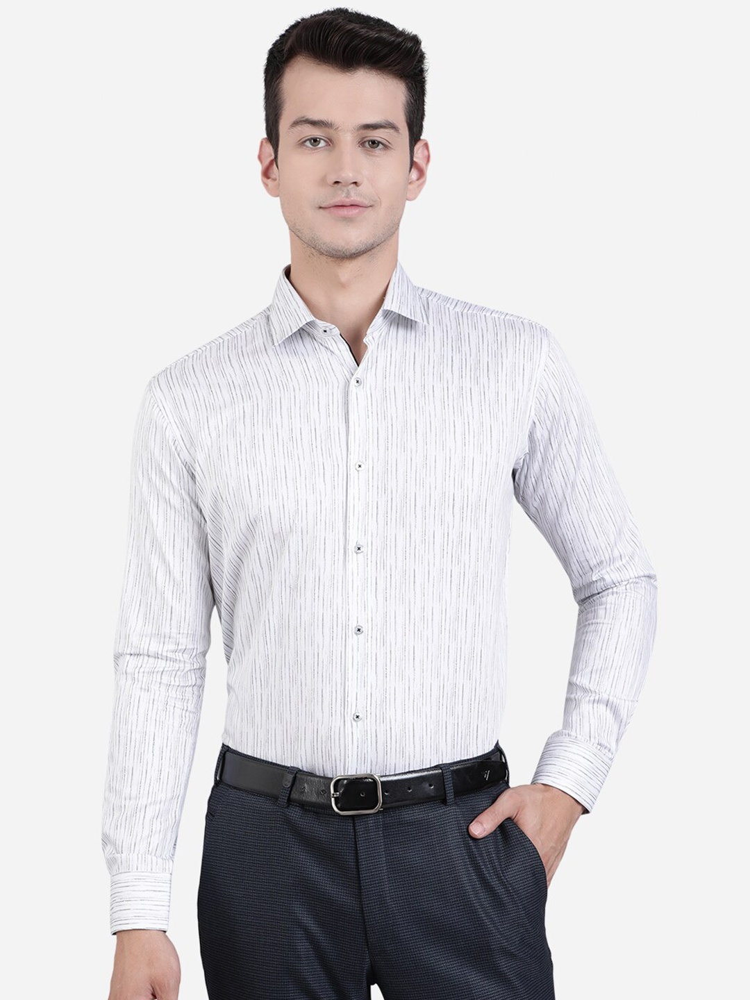 

JB STUDIO Men White Slim Fit Striped Formal Shirt