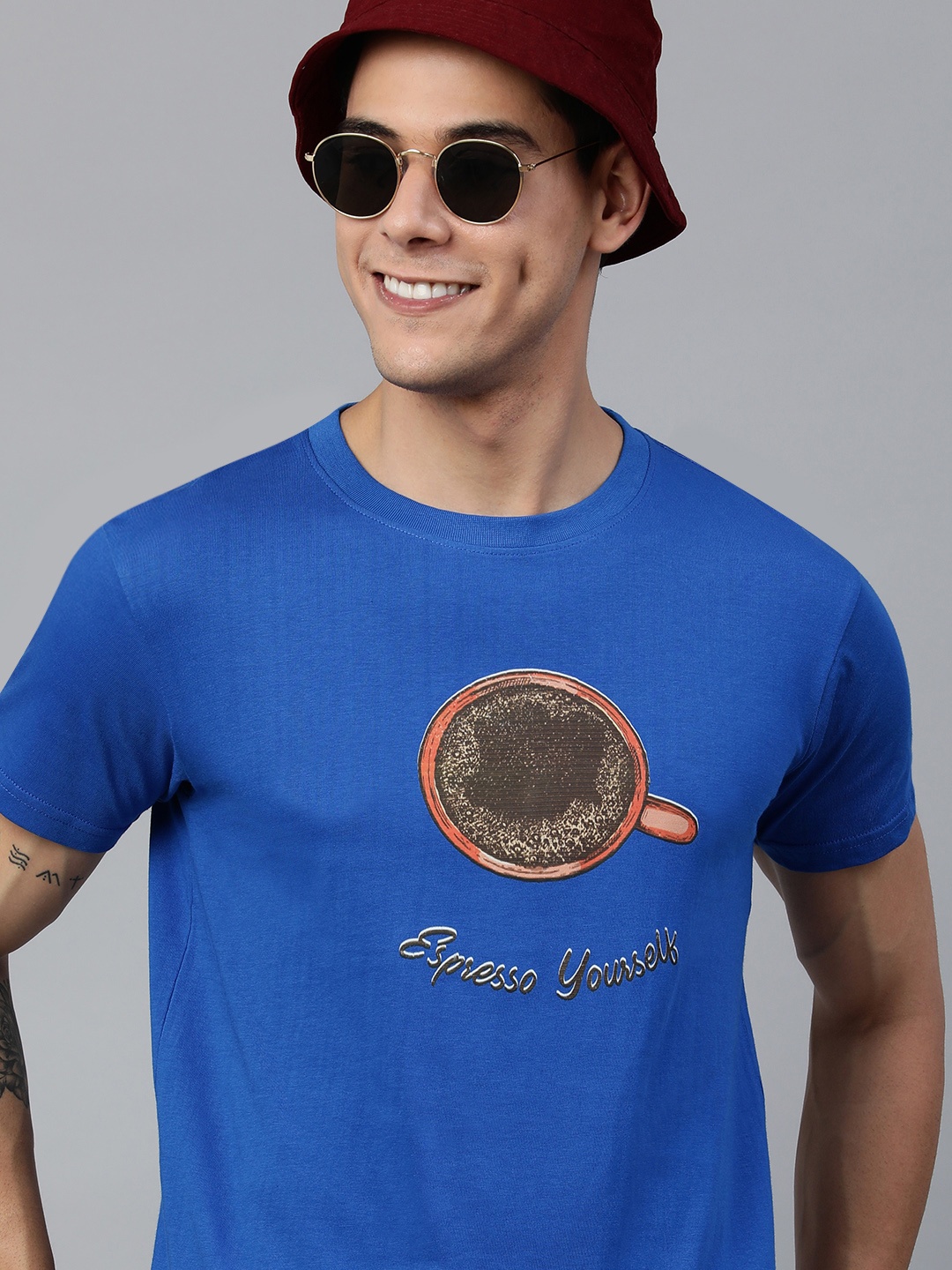 

Jolie robe Men Blue & Peach-Coloured Printed Pure Cotton T-shirt