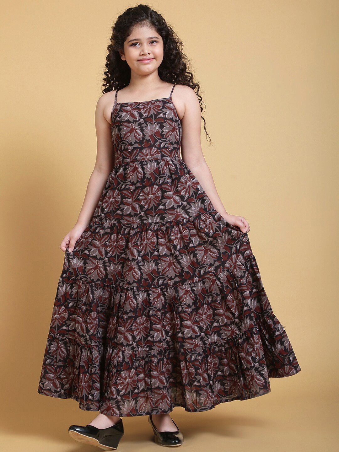 

titliyan Girls Brown & Black Floral Printed Smoked Back Flared Maxi Dress