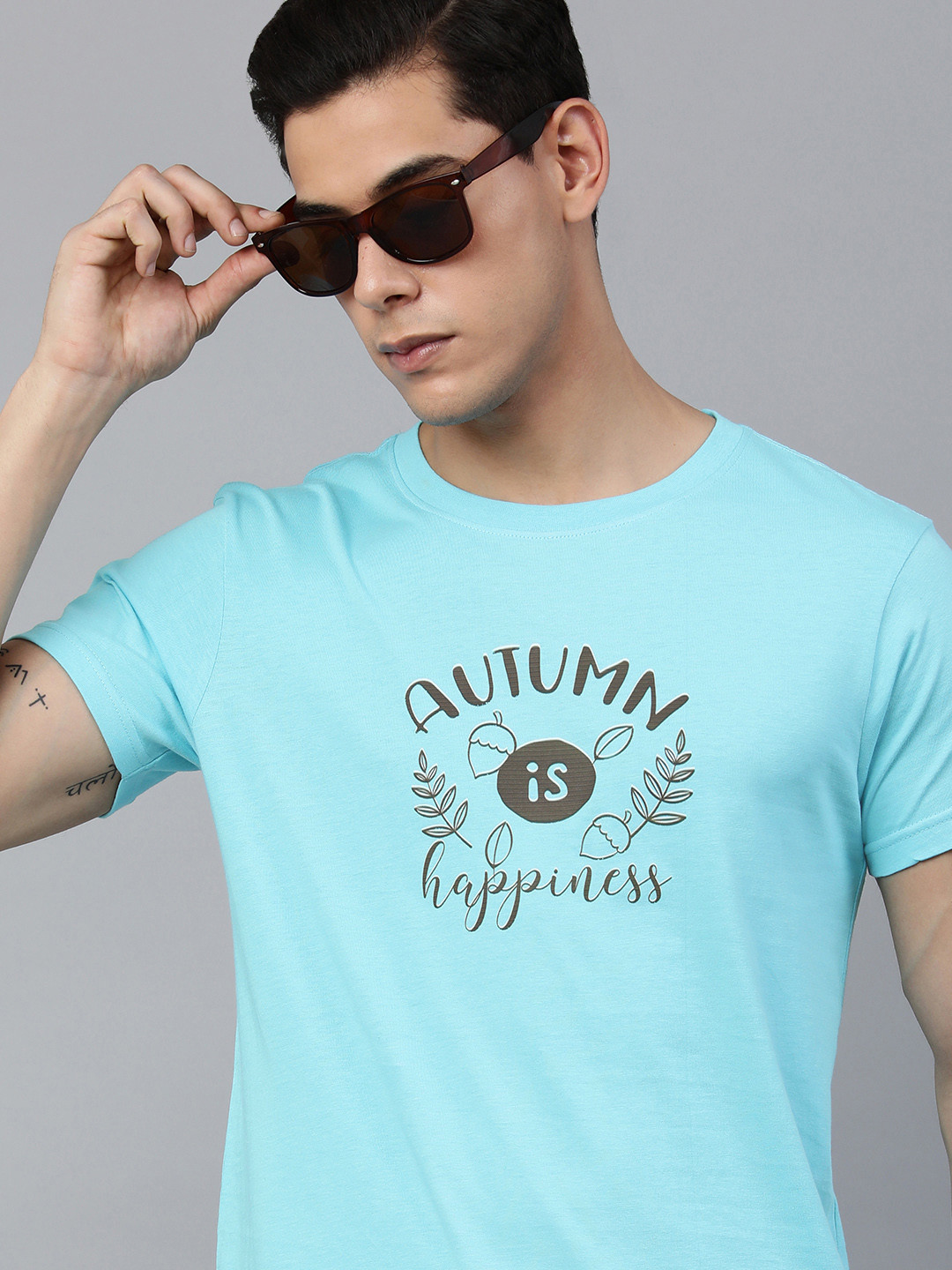 

Jolie robe Men Blue & Black Typography Printed Pure Cotton T-shirt