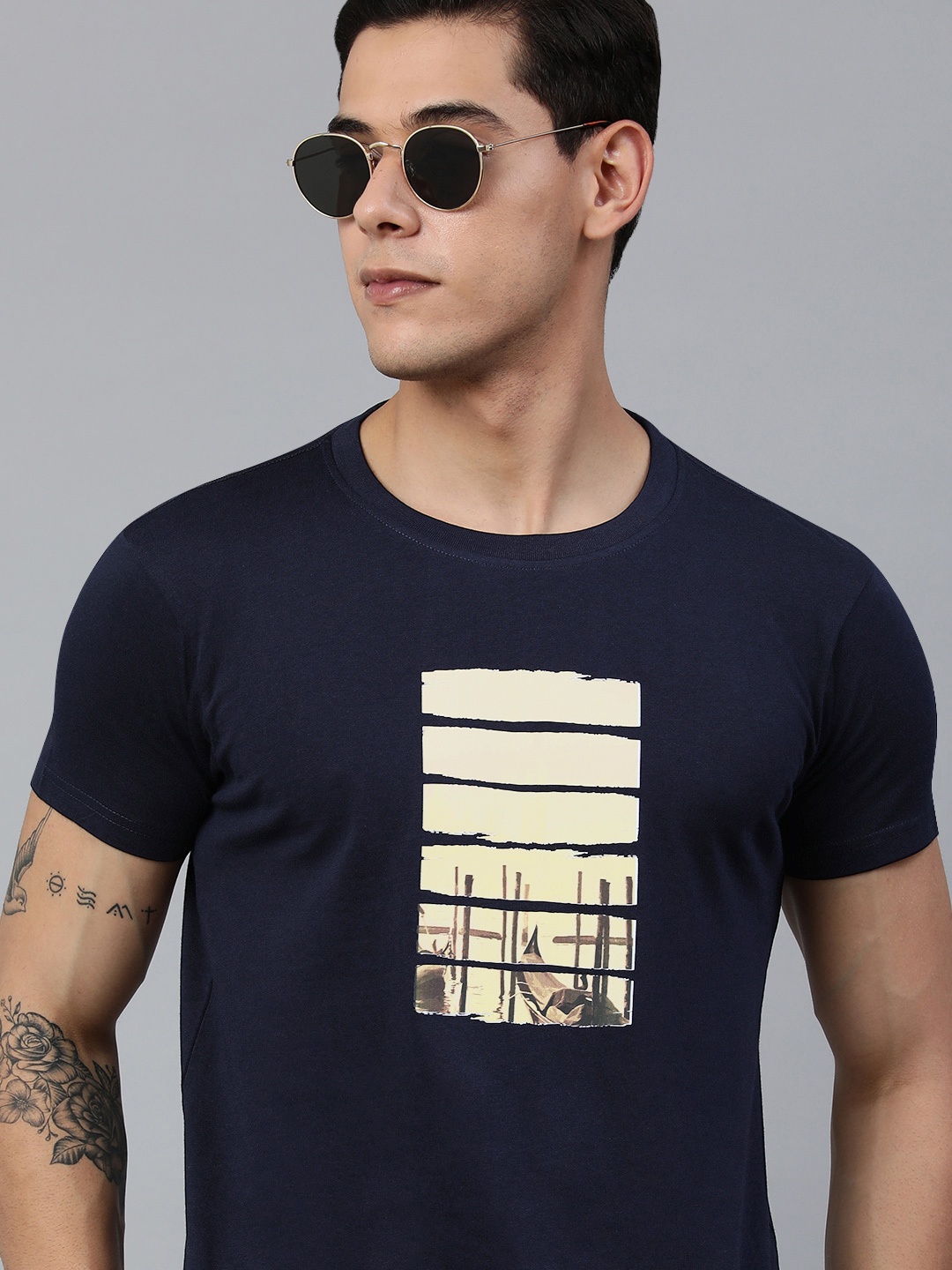 

Jolie robe Men Navy Blue & Beige Printed Pure Cotton T-shirt