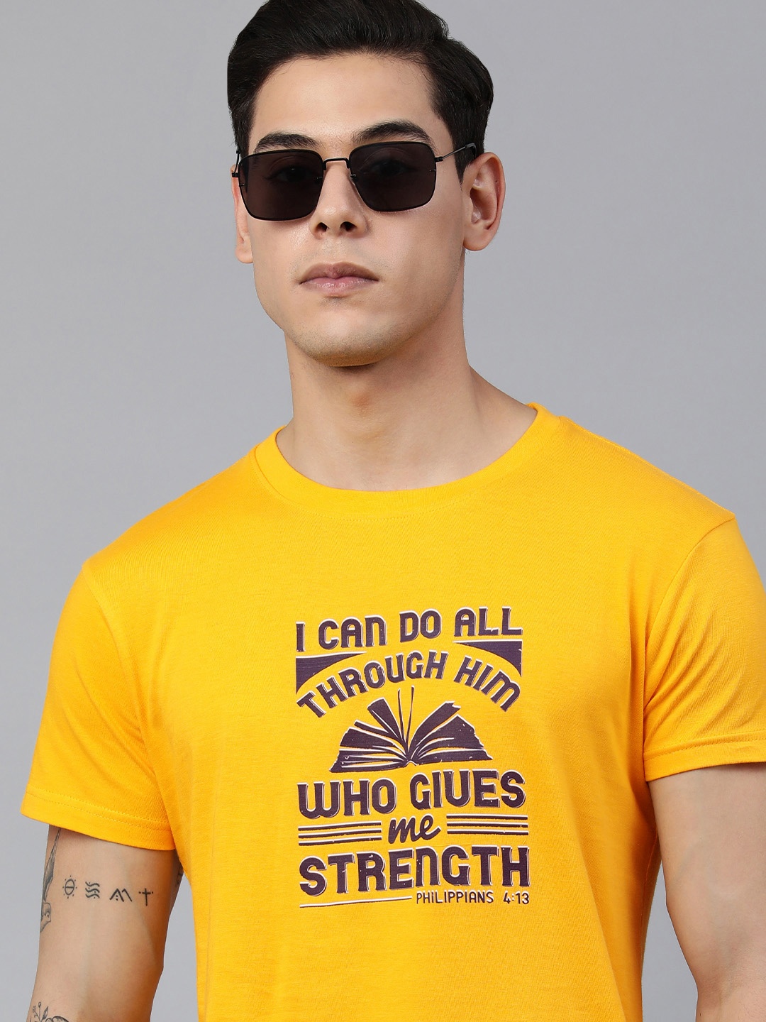 

Jolie robe Men Yellow & Black Typography Printed Pure Cotton T-shirt