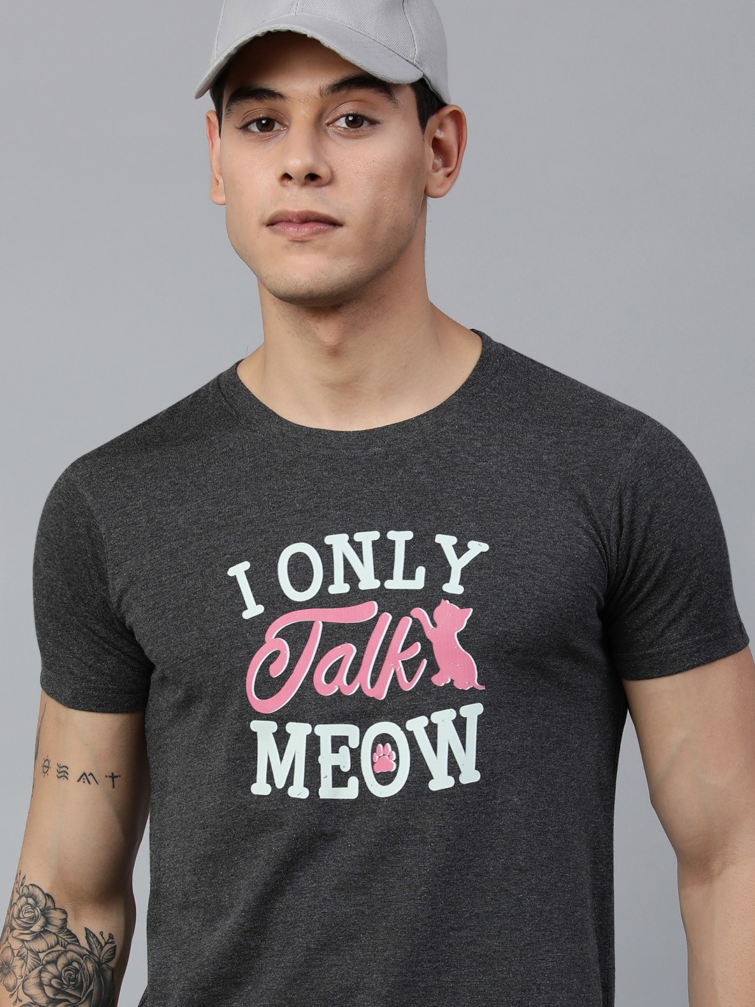 

Jolie robe Men Grey & White Typography Printed Pure Cotton T-shirt