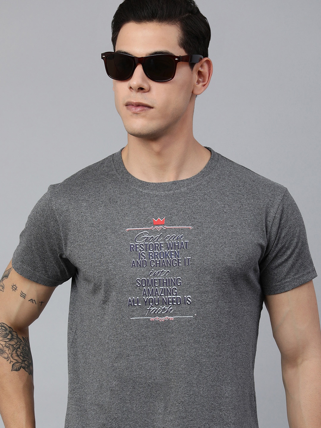 

Jolie robe Men Grey Melange & Black Typography Printed Pure Cotton T-shirt